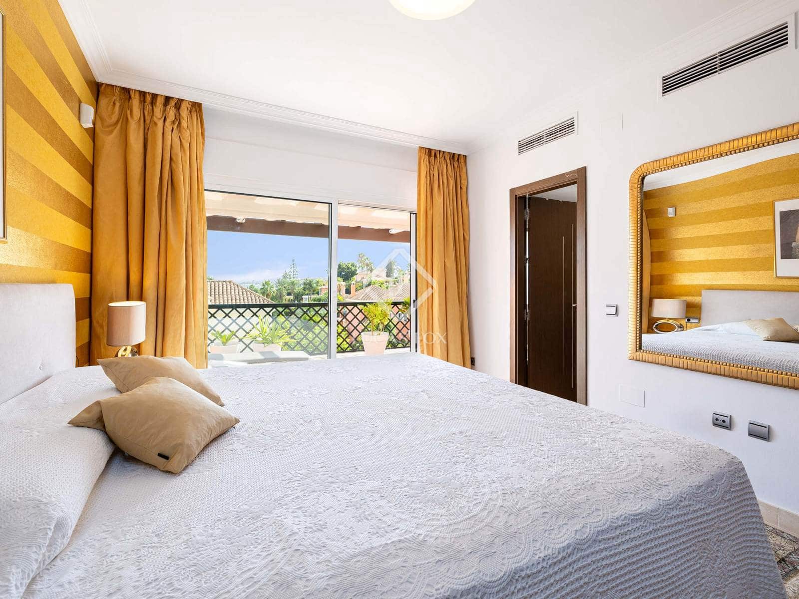 4 Zimmer Villa zu verkaufen in Nueva Andalucia mit Pool Garage - 890.000 € (Ref: 8987193)