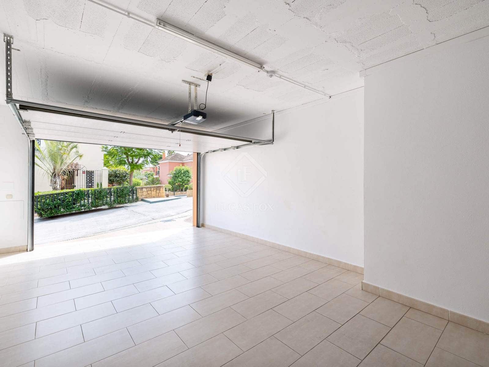 4 Zimmer Villa zu verkaufen in Nueva Andalucia mit Pool Garage - 890.000 € (Ref: 8987193)