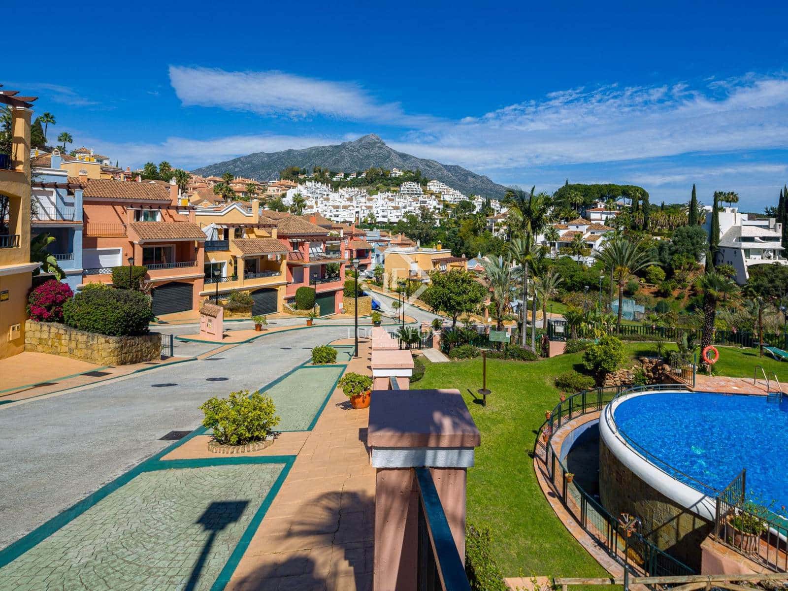 4 Zimmer Villa zu verkaufen in Nueva Andalucia mit Pool Garage - 890.000 € (Ref: 8987193)