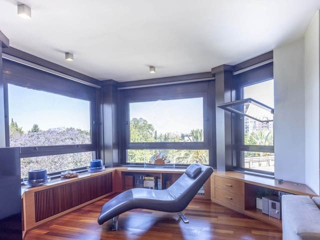 5 bedroom Apartment for sale in Valencia city with garage - € 1,350,000 (Ref: 9003482)