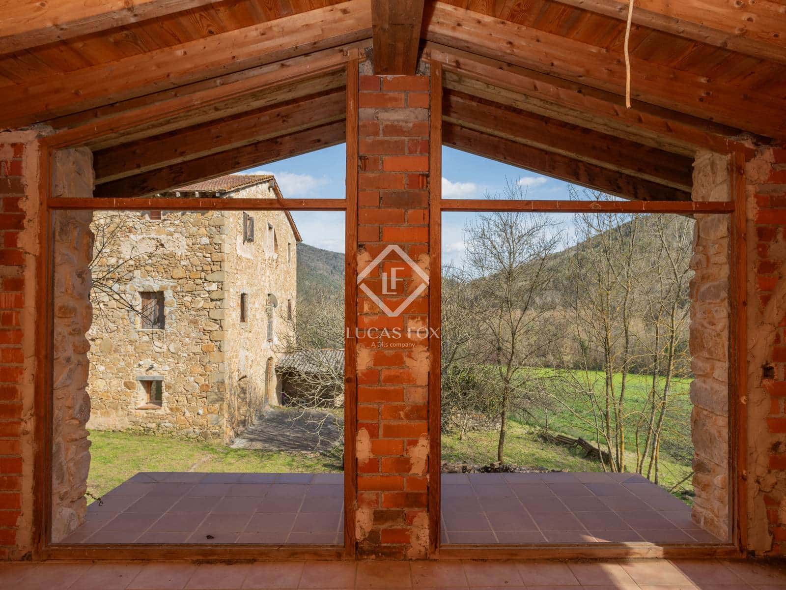 10 bedroom Finca/Country House for sale in La Vall del Bac with pool garage - € 850,000 (Ref: 9035517)