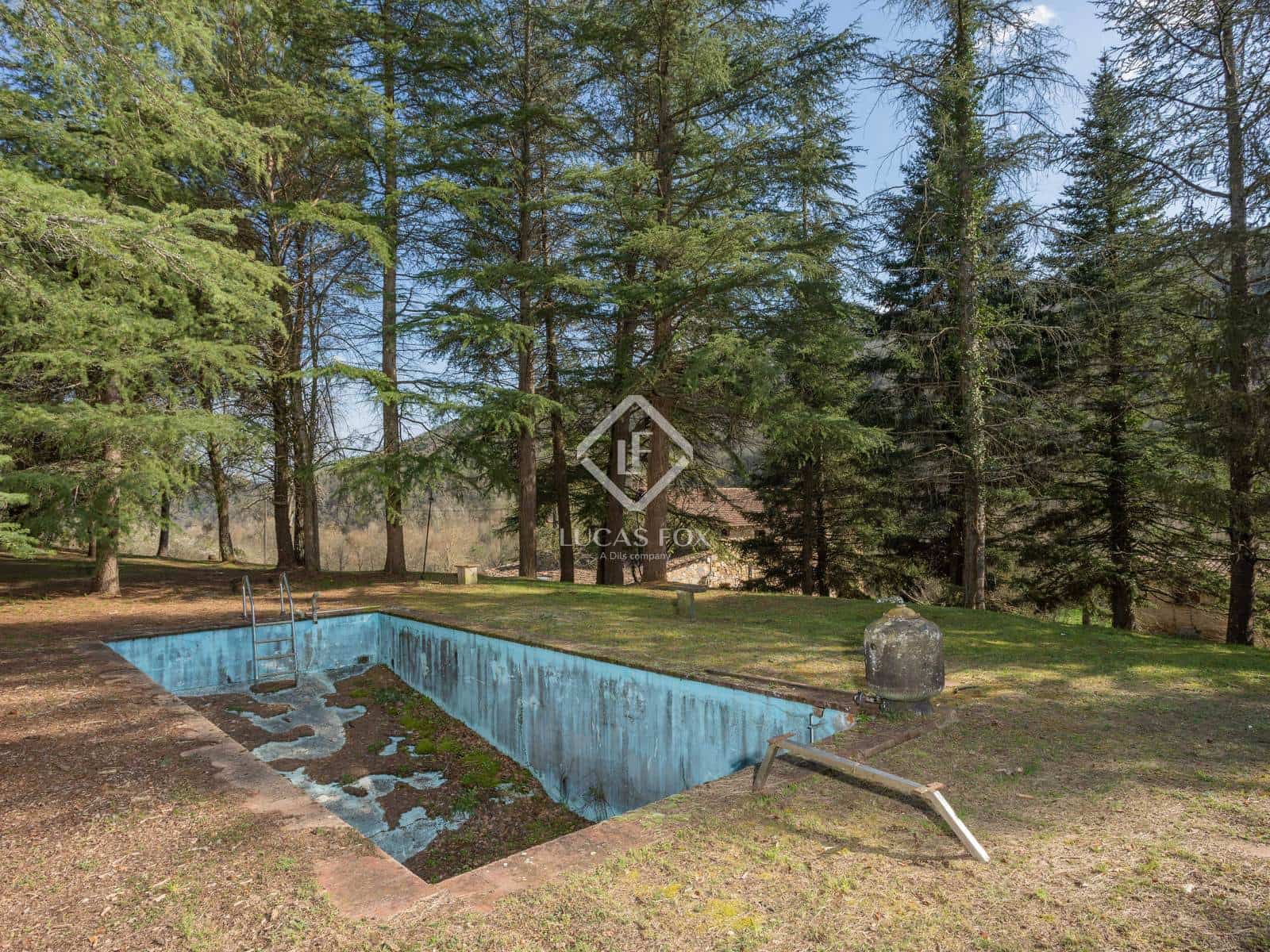 10 bedroom Finca/Country House for sale in La Vall del Bac with pool garage - € 850,000 (Ref: 9035517)