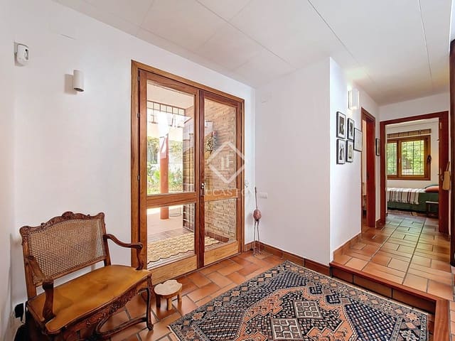 5 bedroom Villa for sale in Vilanova i la Geltrú with garage - € 980,000 (Ref: 9049806)