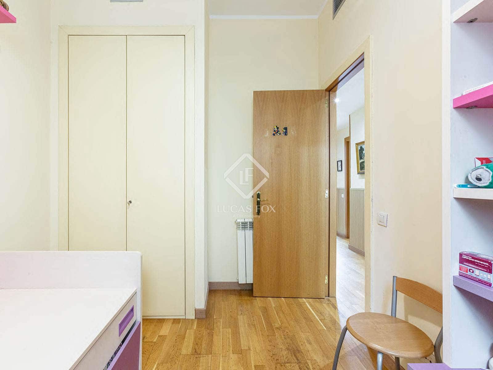 4 slaapkamer Appartement te koop in Barcelona stad met garage - € 795.000 (Ref: 9057075)