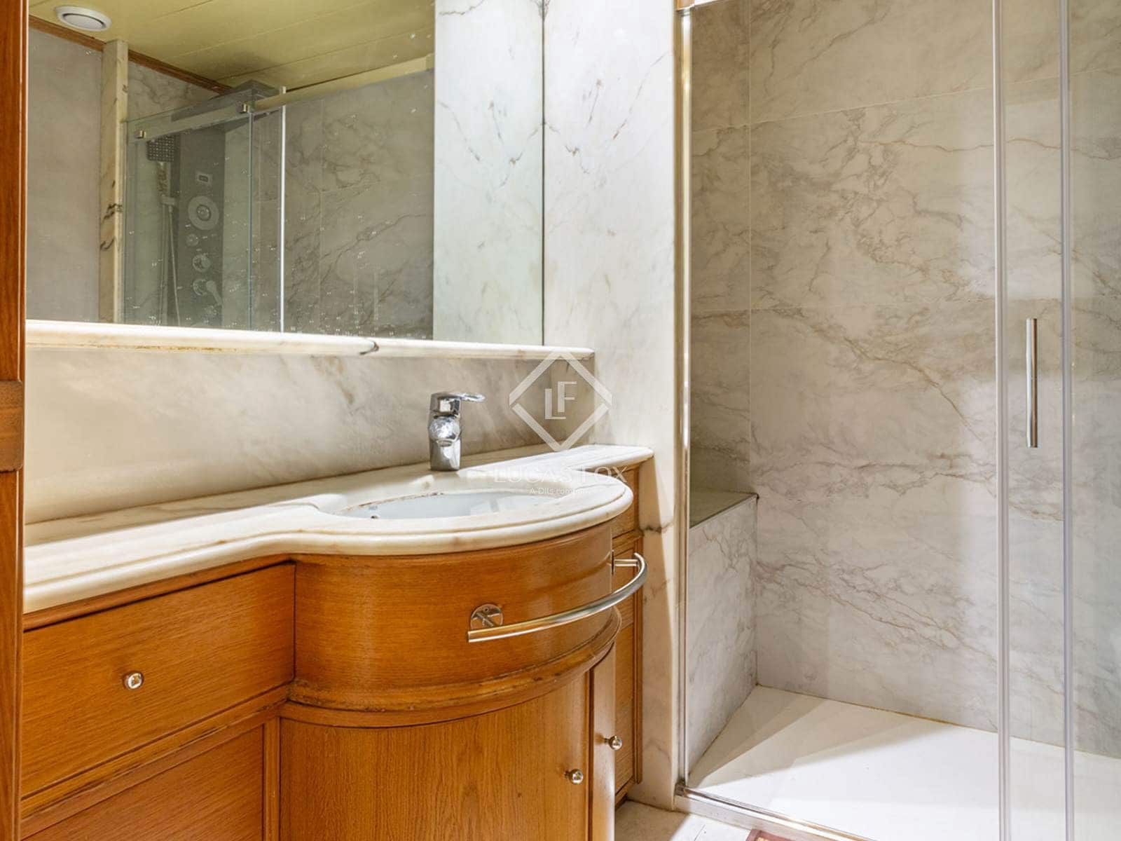 4 slaapkamer Appartement te koop in Barcelona stad met garage - € 795.000 (Ref: 9057075)