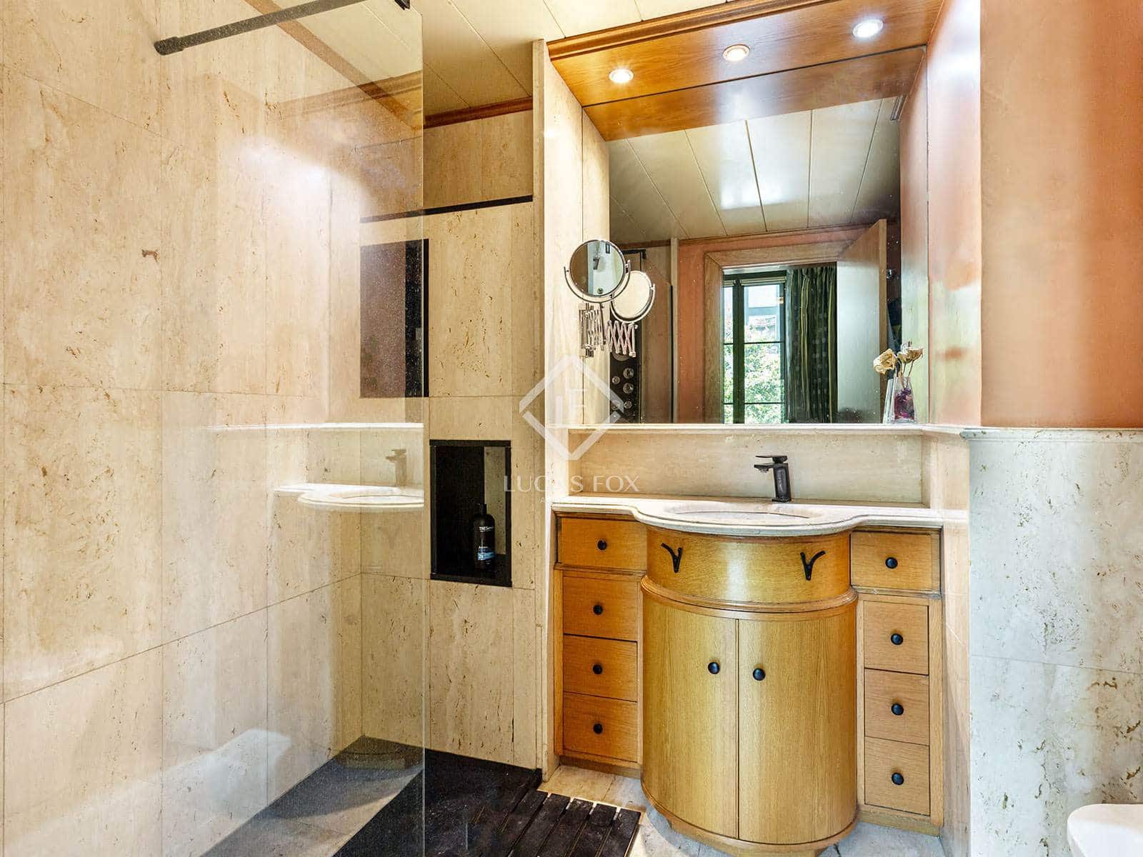 4 slaapkamer Appartement te koop in Barcelona stad met garage - € 795.000 (Ref: 9057075)