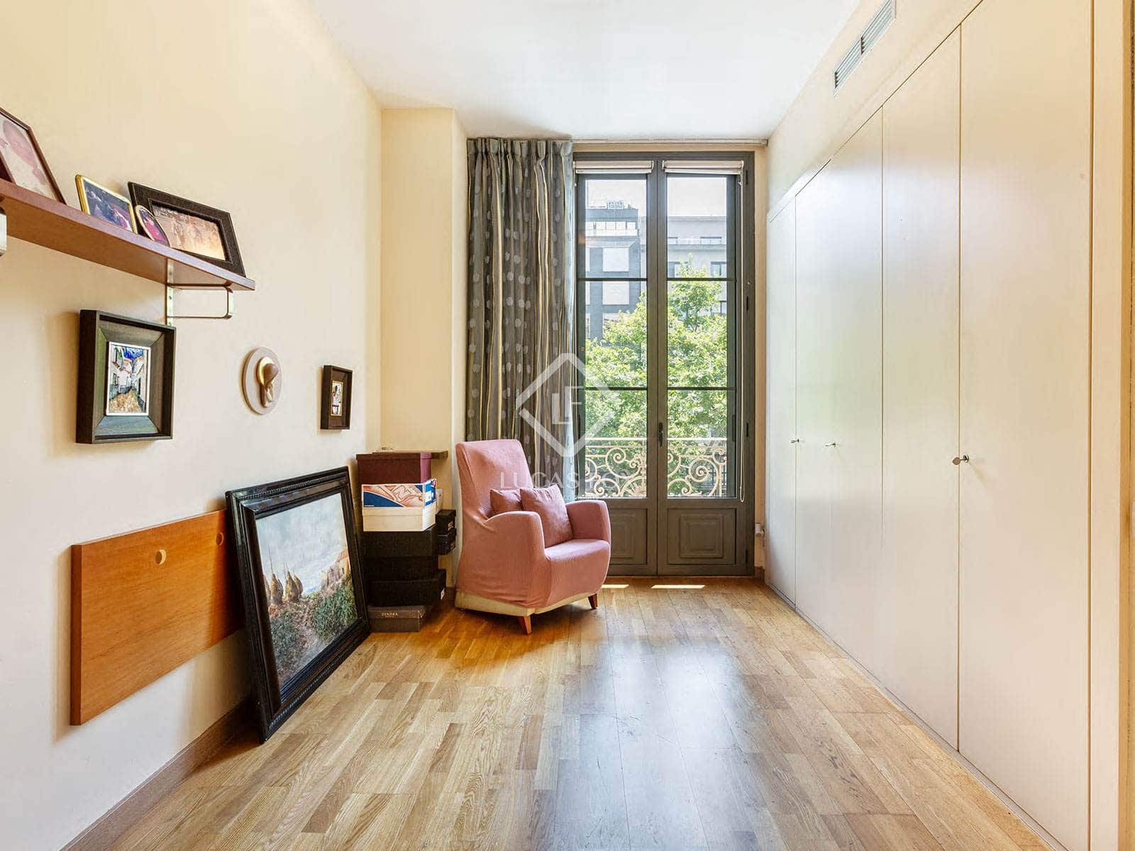 4 slaapkamer Appartement te koop in Barcelona stad met garage - € 795.000 (Ref: 9057075)