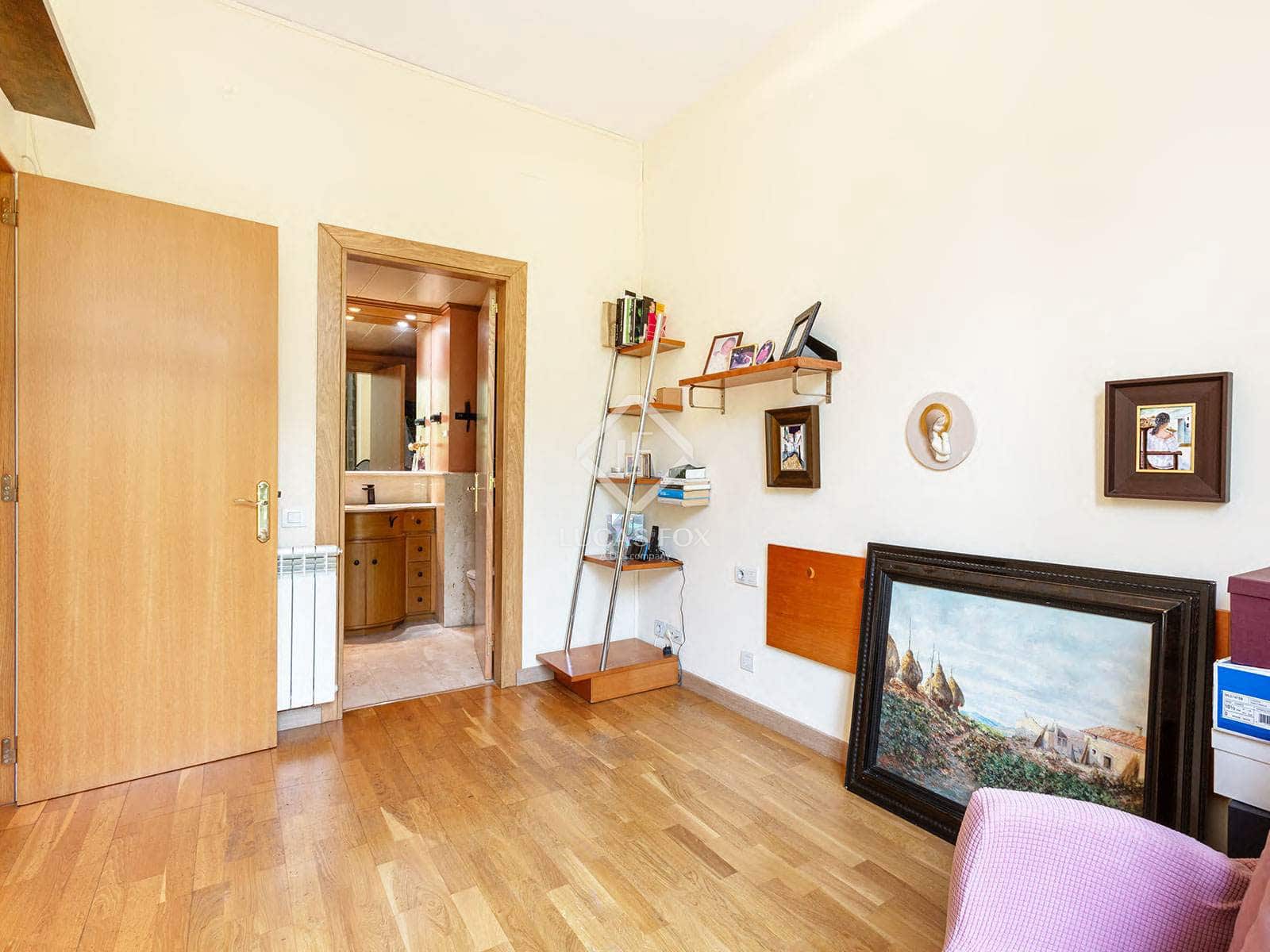 4 slaapkamer Appartement te koop in Barcelona stad met garage - € 795.000 (Ref: 9057075)