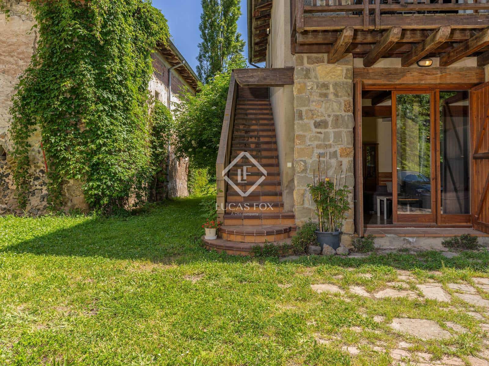 12 soveværelse Finca/Landehus til salg i Olot med garage - € 875.000 (Ref: 9064771)