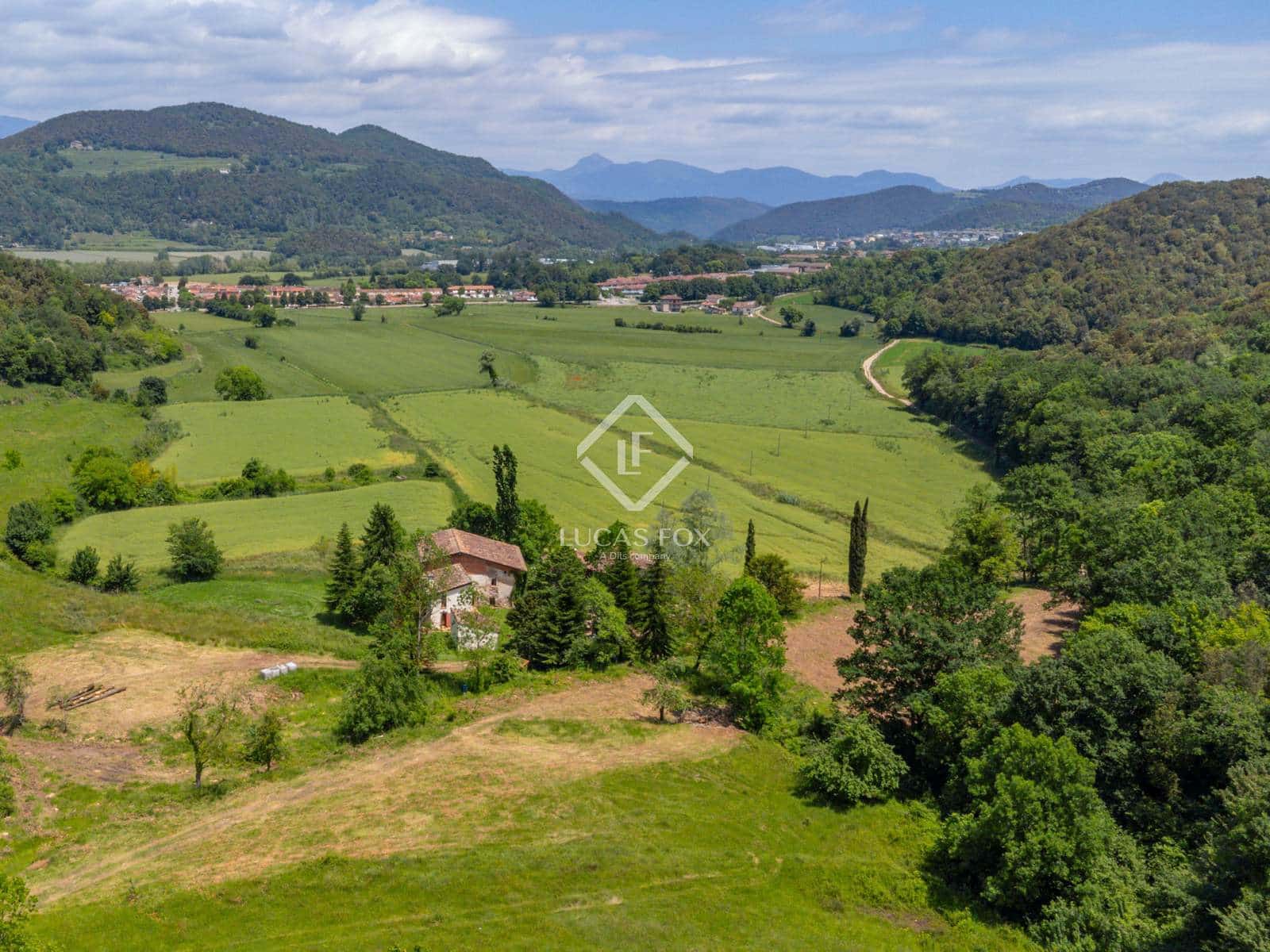 12 soveværelse Finca/Landehus til salg i Olot med garage - € 875.000 (Ref: 9064771)