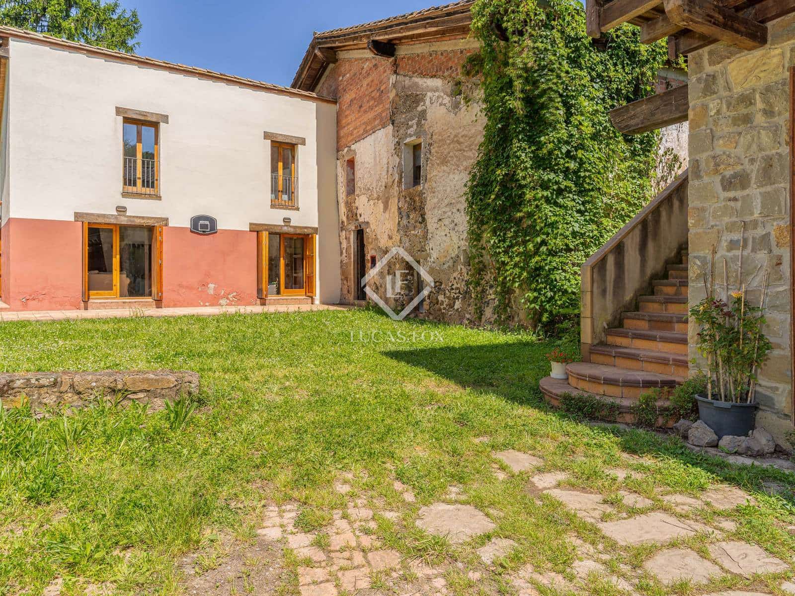 12 soveværelse Finca/Landehus til salg i Olot med garage - € 875.000 (Ref: 9064771)