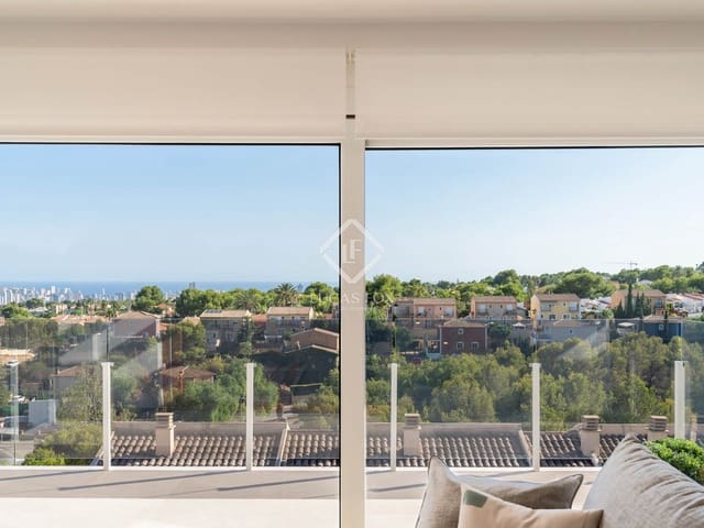 Chalet de 4 habitaciones en La Nucia en venta con piscina garaje - 545.000 € (Ref: 9076970)