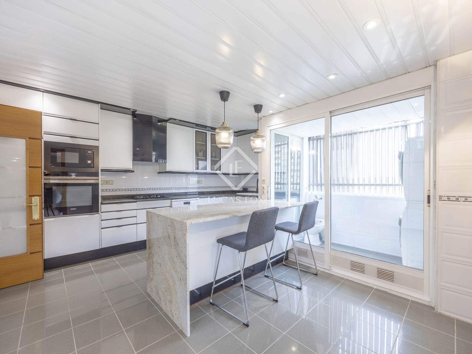 4 bedroom Apartment for rent in Valencia city with pool garage - € 3,500 (Ref: 9088434)