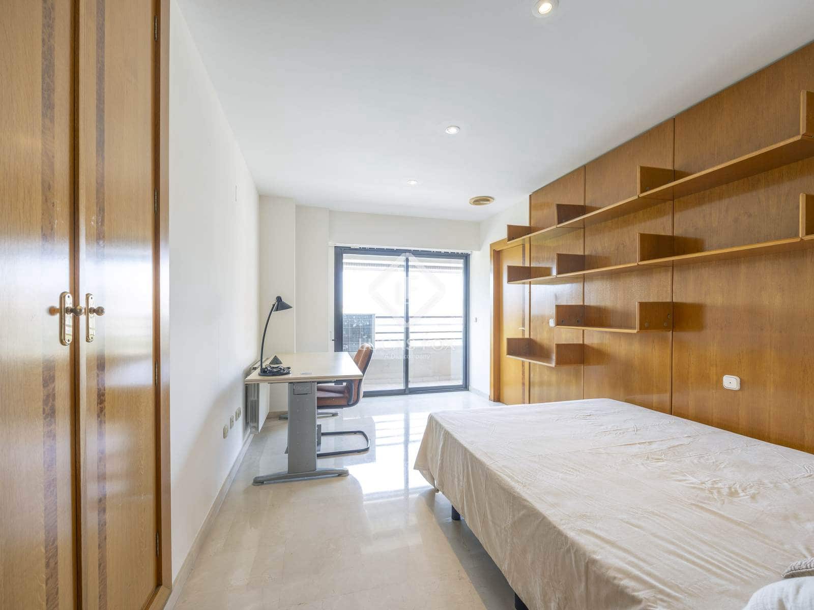 4 bedroom Apartment for rent in Valencia city with pool garage - € 3,500 (Ref: 9088434)