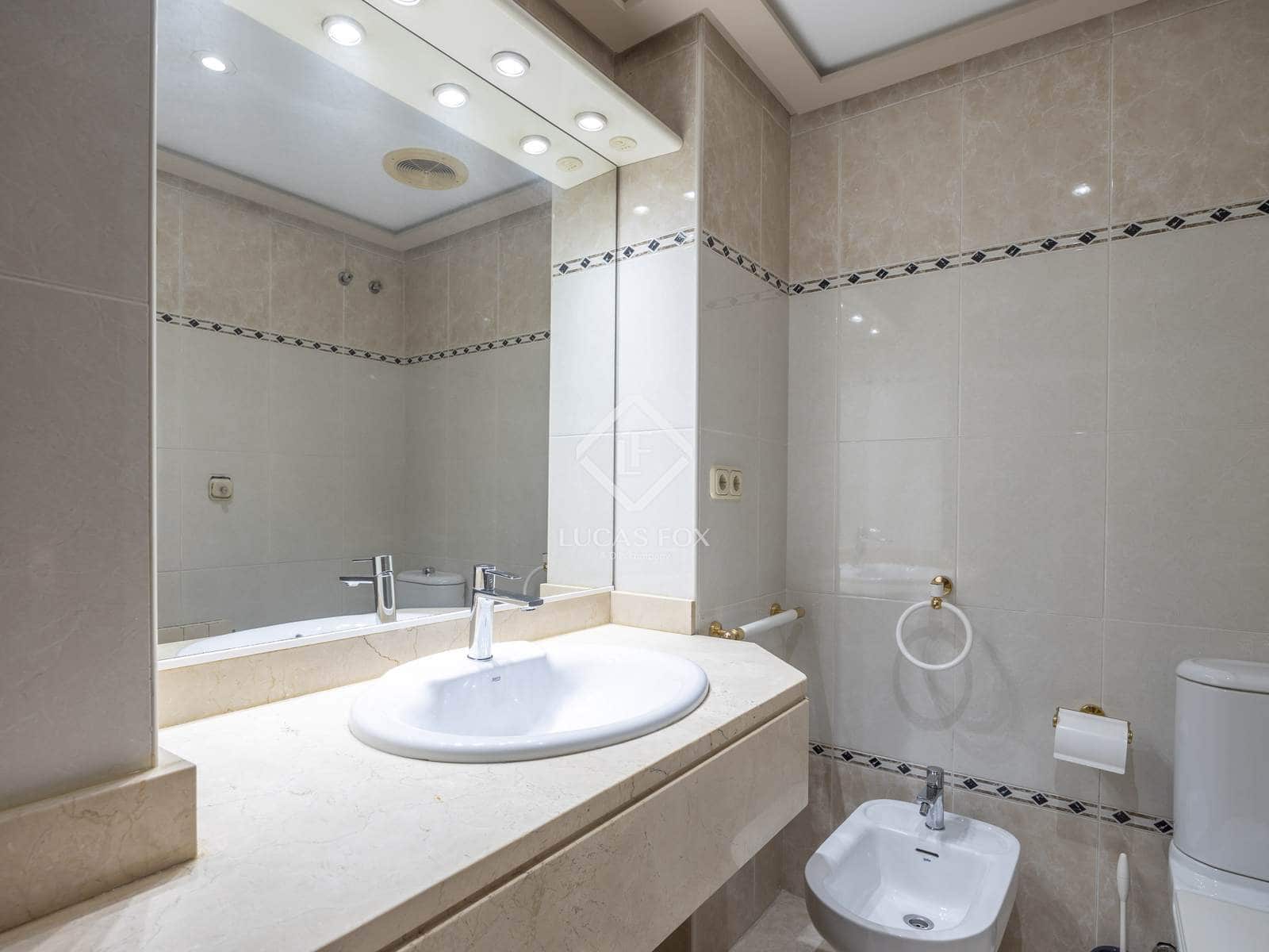 4 bedroom Apartment for rent in Valencia city with pool garage - € 3,500 (Ref: 9088434)