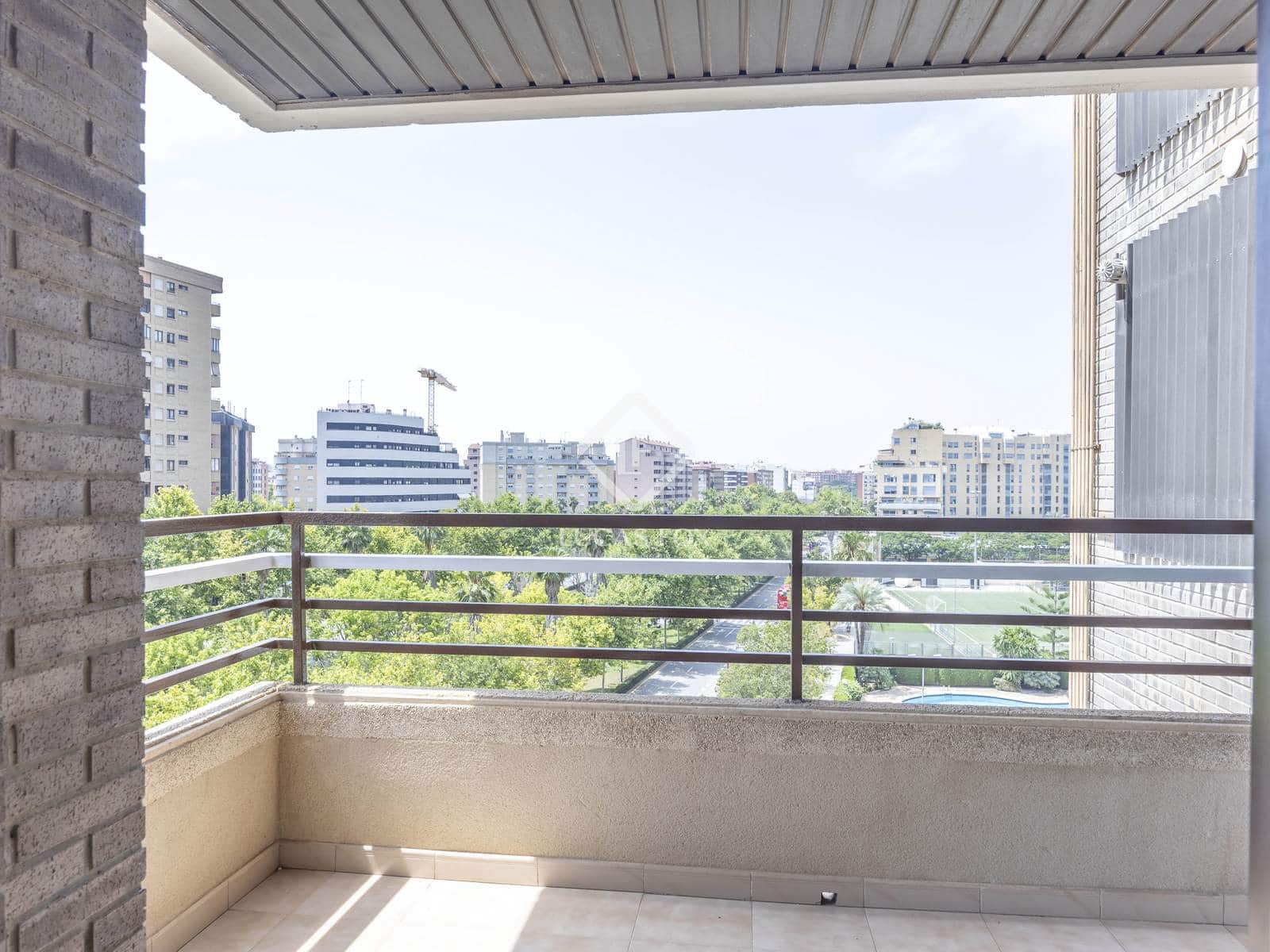 4 bedroom Apartment for rent in Valencia city with pool garage - € 3,500 (Ref: 9088434)