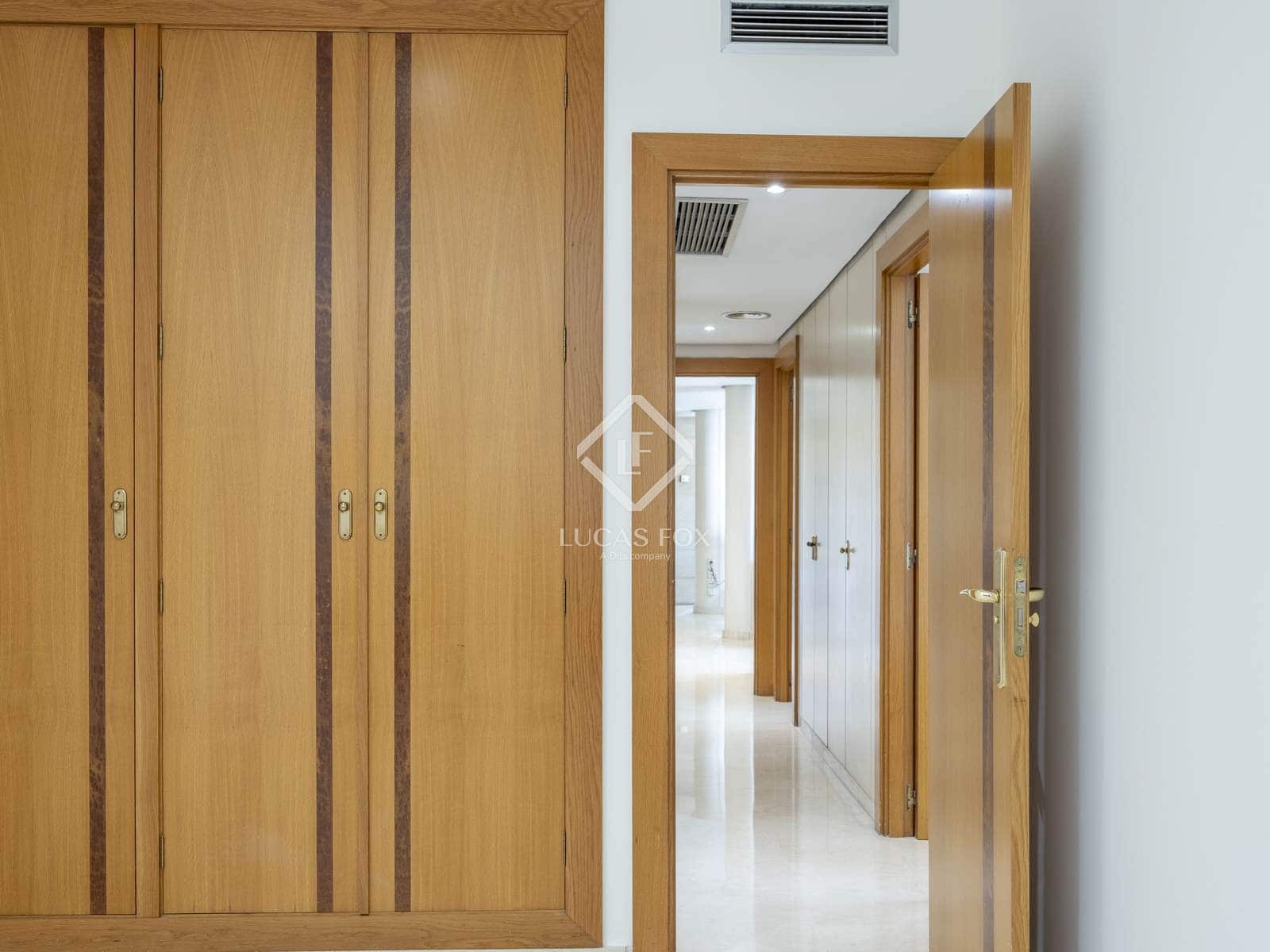 4 bedroom Apartment for rent in Valencia city with pool garage - € 3,500 (Ref: 9088434)