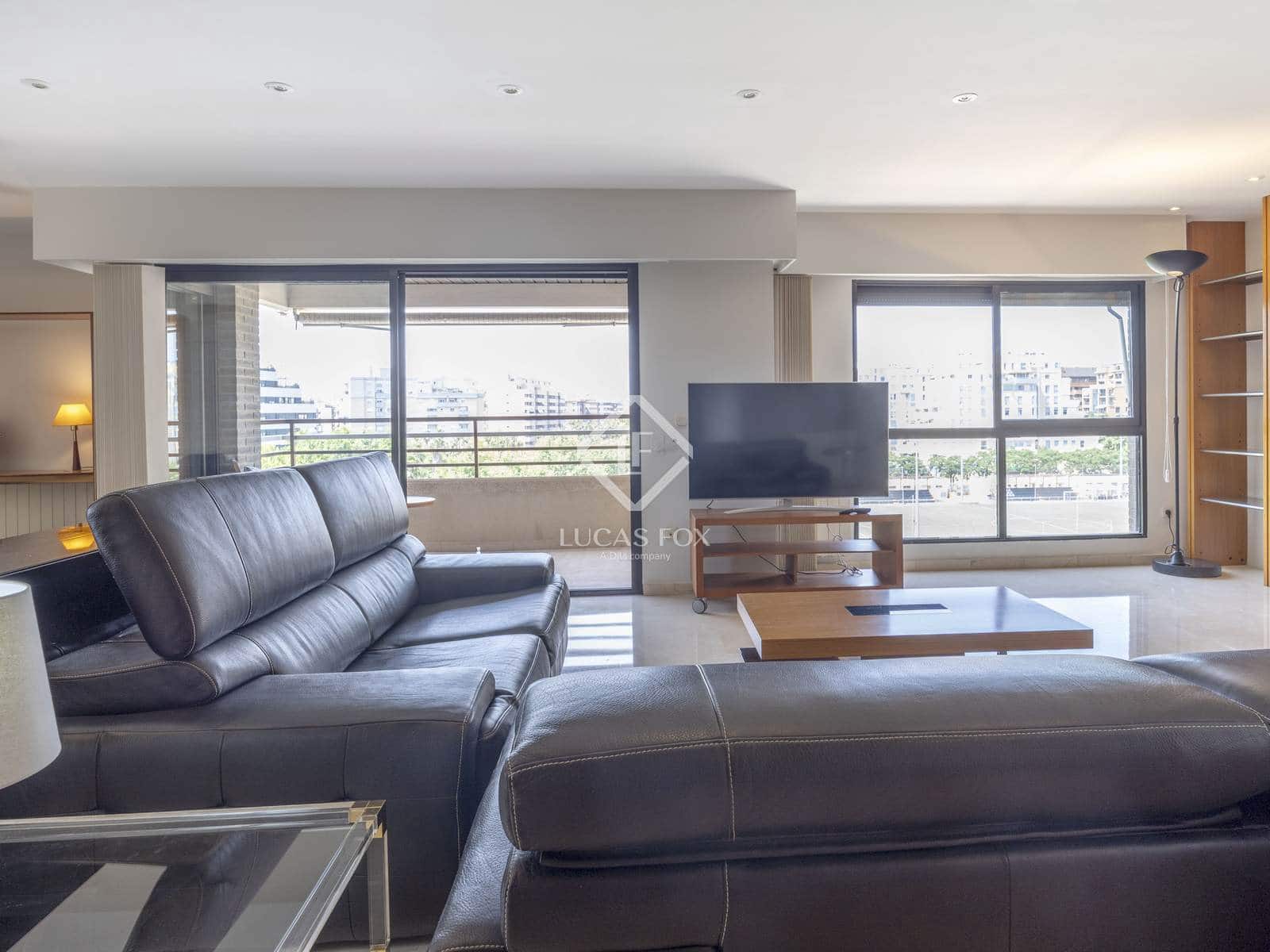 4 bedroom Apartment for rent in Valencia city with pool garage - € 3,500 (Ref: 9088434)