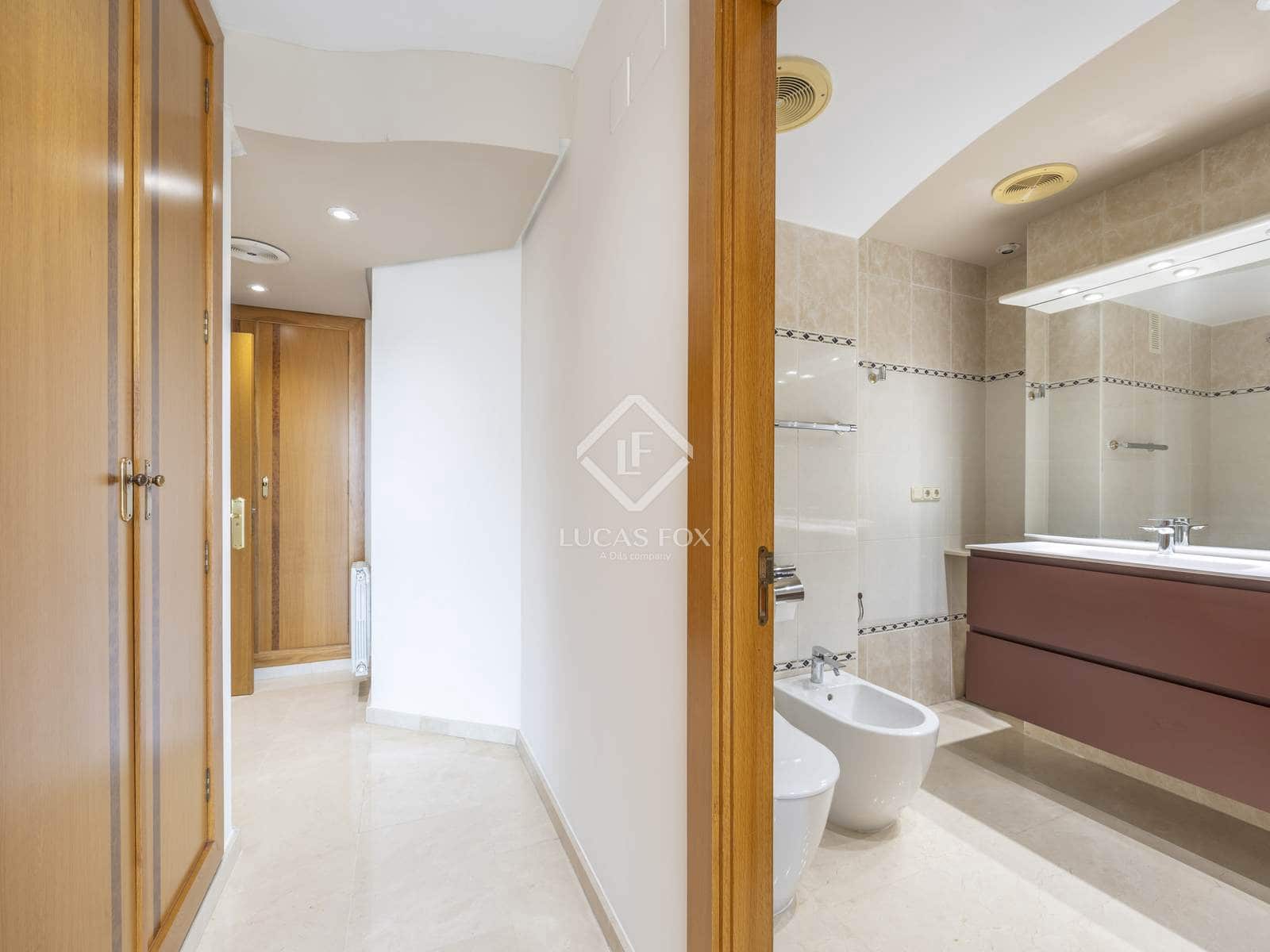 4 bedroom Apartment for rent in Valencia city with pool garage - € 3,500 (Ref: 9088434)
