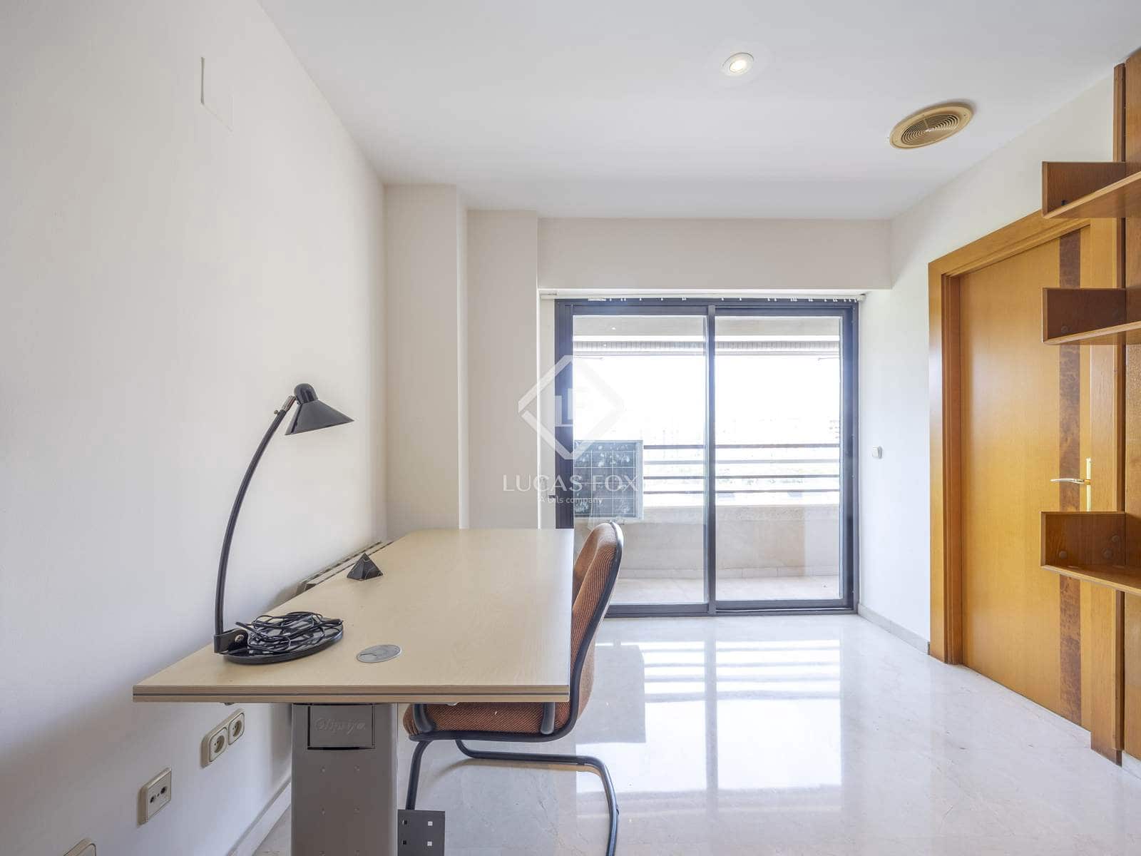 4 bedroom Apartment for rent in Valencia city with pool garage - € 3,500 (Ref: 9088434)