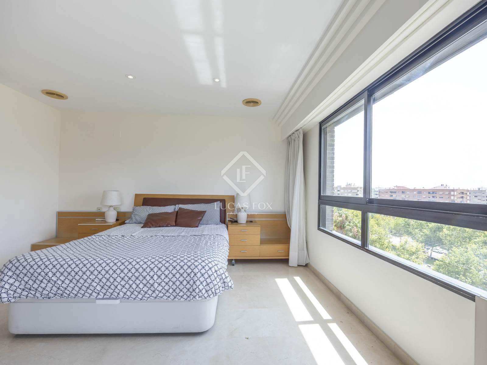 4 bedroom Apartment for rent in Valencia city with pool garage - € 3,500 (Ref: 9088434)
