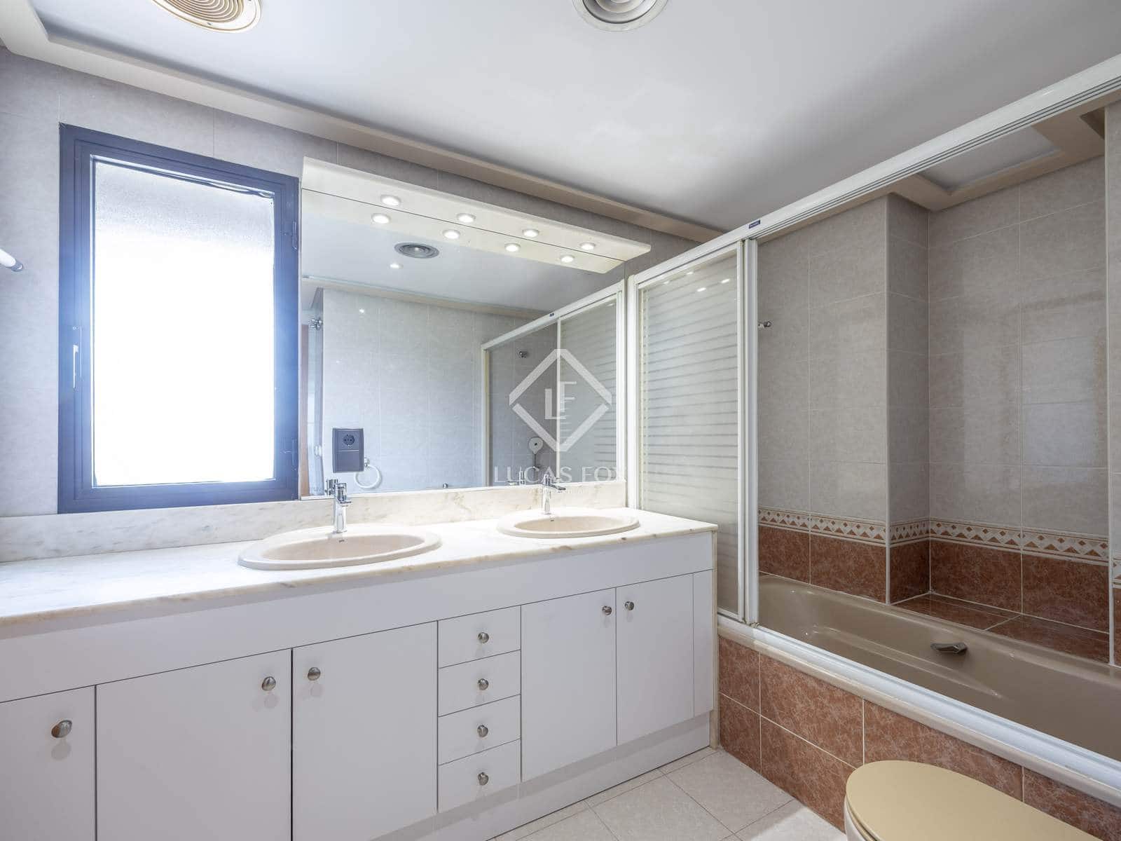 4 bedroom Apartment for rent in Valencia city with pool garage - € 3,500 (Ref: 9088434)