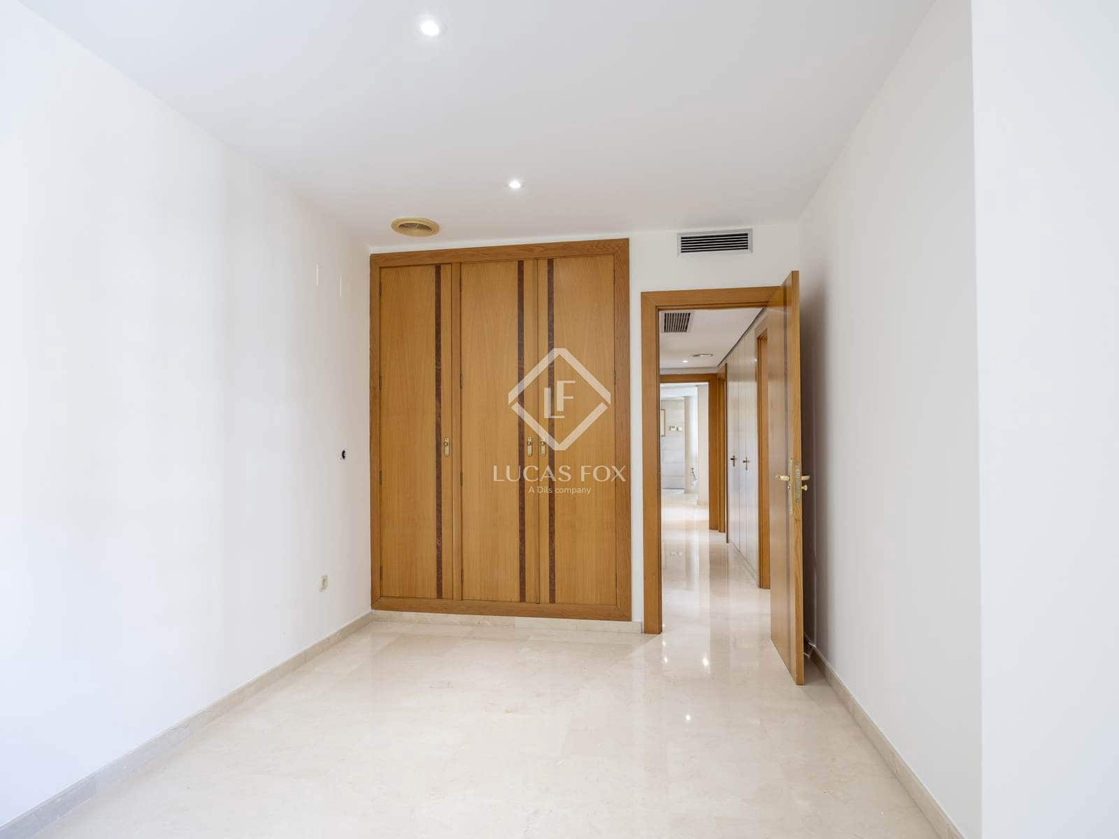 4 bedroom Apartment for rent in Valencia city with pool garage - € 3,500 (Ref: 9088434)