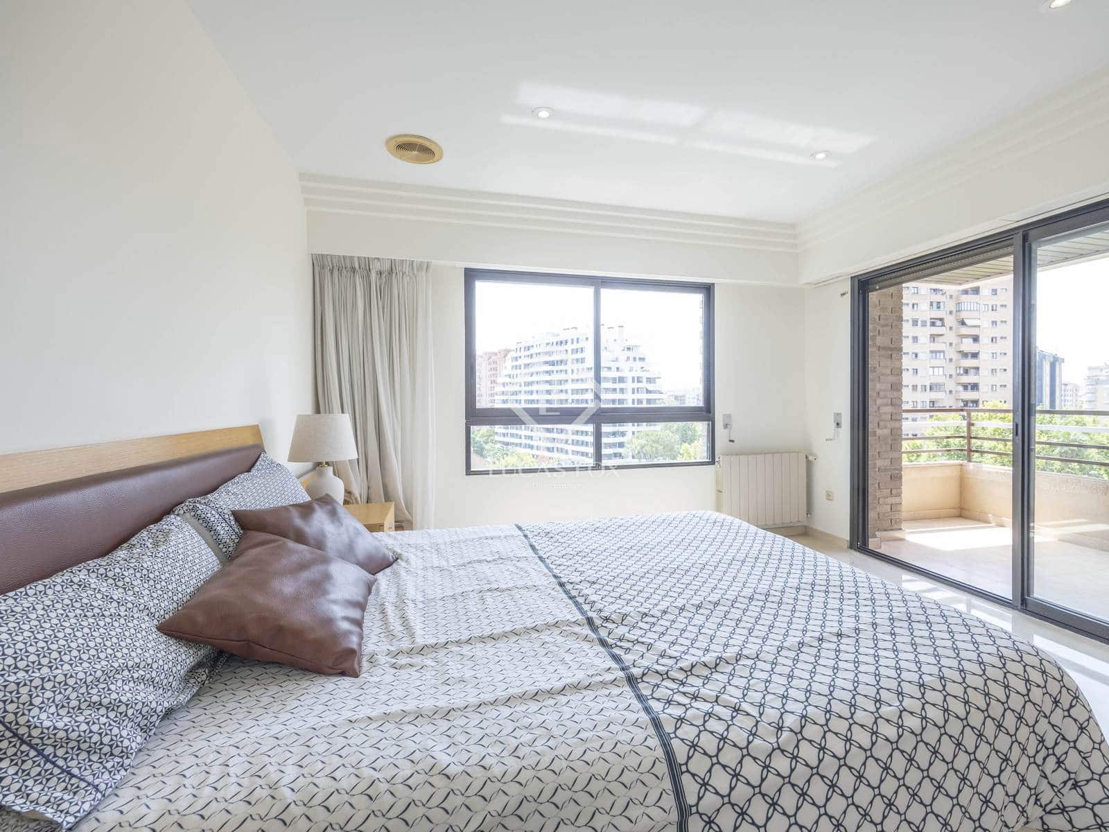 4 bedroom Apartment for rent in Valencia city with pool garage - € 3,500 (Ref: 9088434)