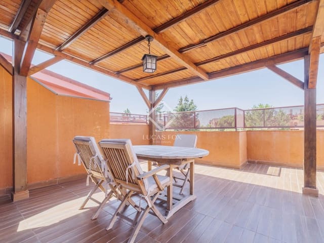 4 sypialnia Penthouse na sprzedaż w Pozuelo de Alarcón z basenem garażem - 1 290 000 € (Ref: 9097372)