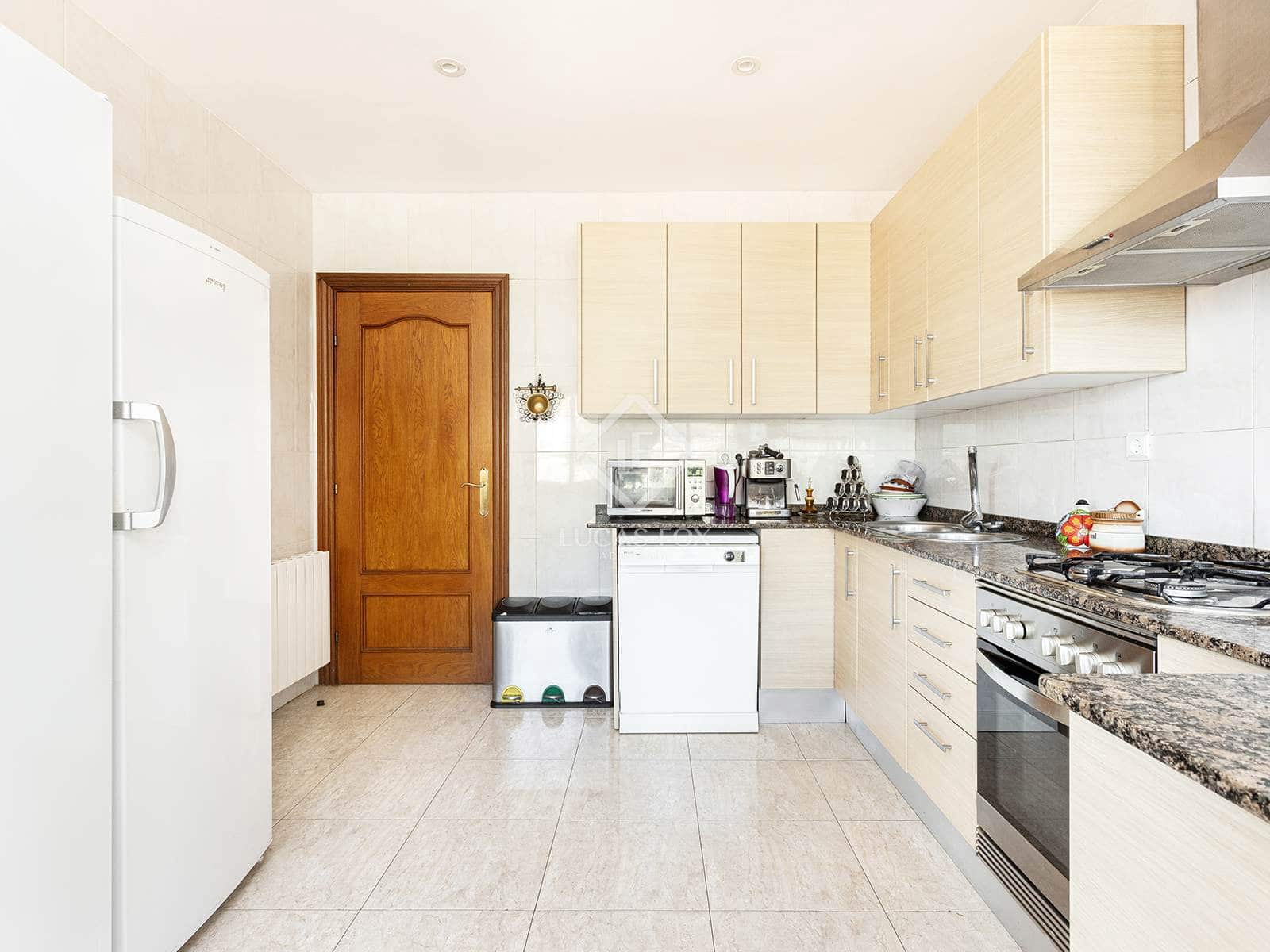 6 bedroom Villa for sale in Barcelona city - € 920,000 (Ref: 9099427)