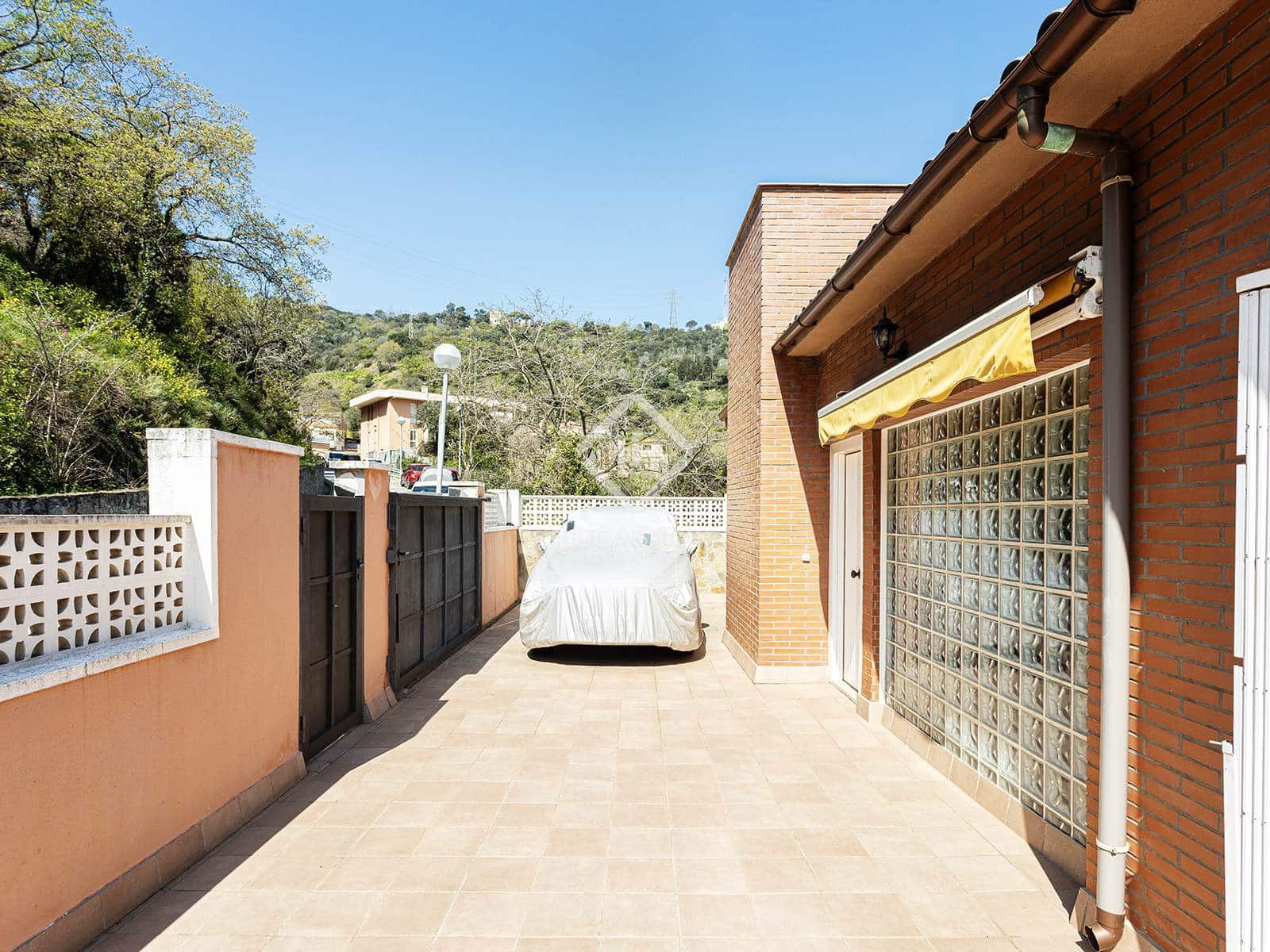 6 bedroom Villa for sale in Barcelona city - € 920,000 (Ref: 9099427)