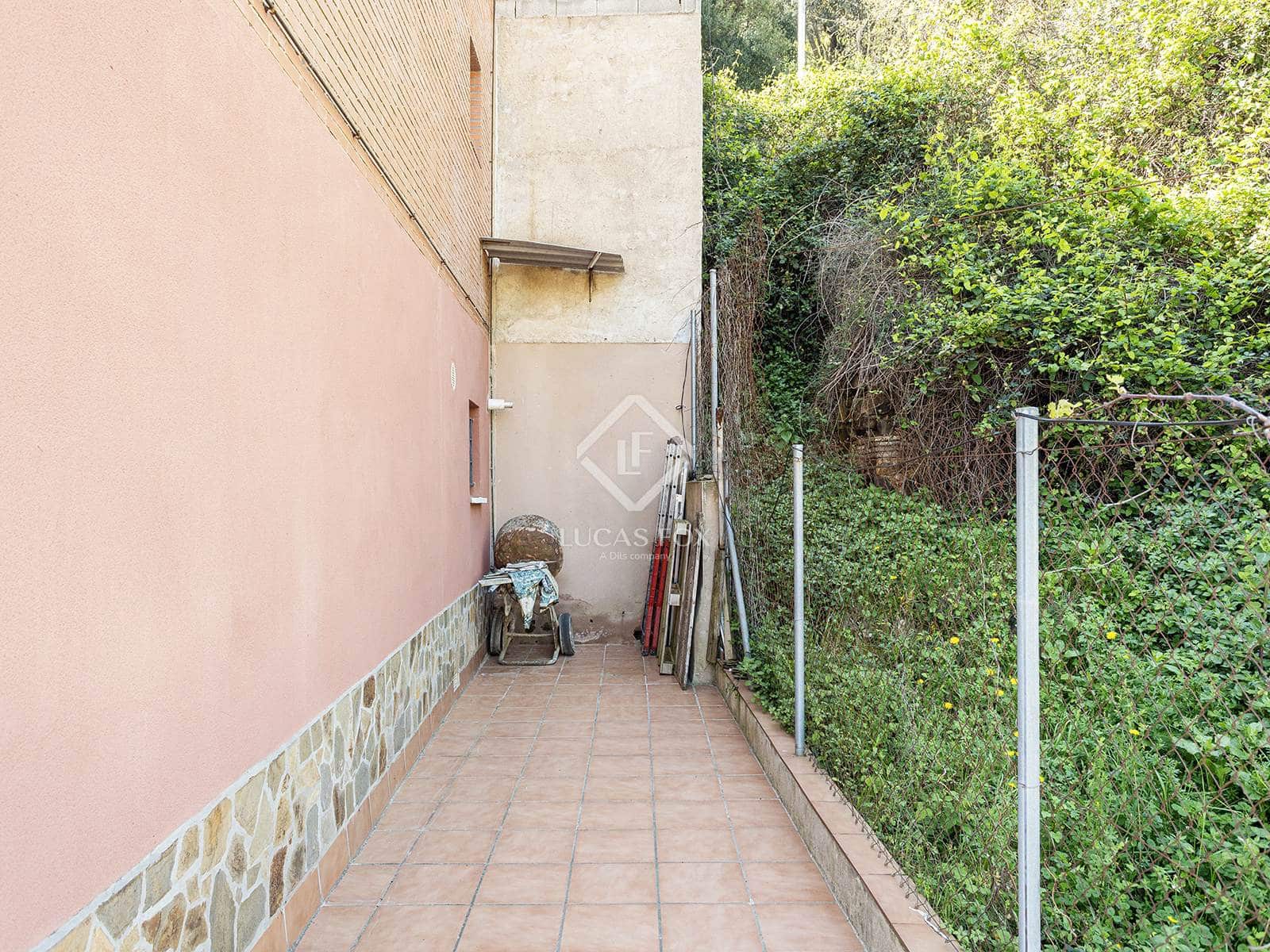 6 bedroom Villa for sale in Barcelona city - € 920,000 (Ref: 9099427)