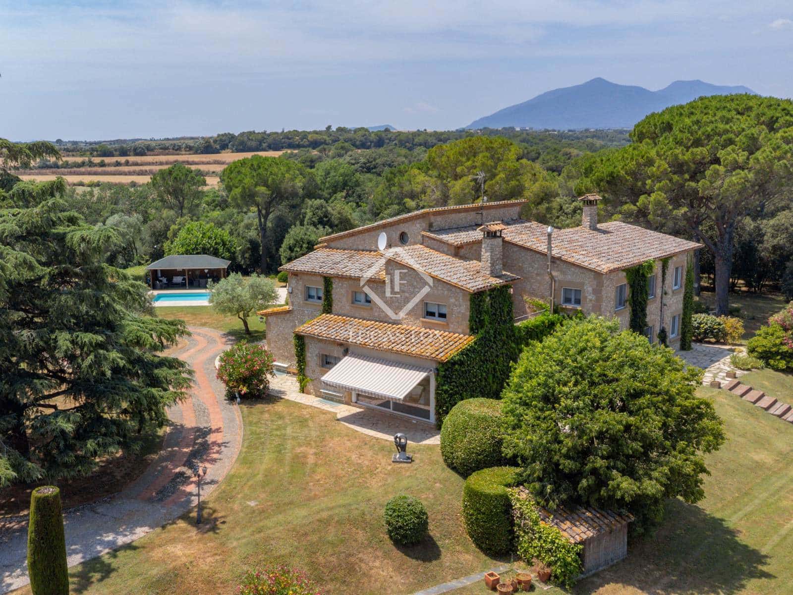 8 soveværelse Finca/Landehus til salg i Navata med swimmingpool garage - € 1.520.000 (Ref: 9104017)