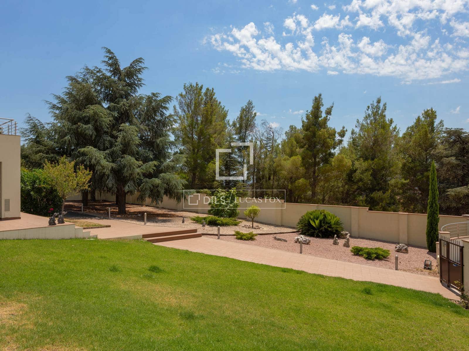 5 bedroom Villa for sale in Pau with pool garage - € 1,280,000 (Ref: 9109350)