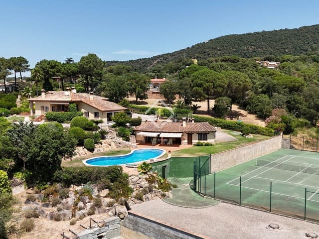4 bedroom Villa for sale in Santa Cristina d'Aro with pool garage - € 1,140,000 (Ref: 9116543)