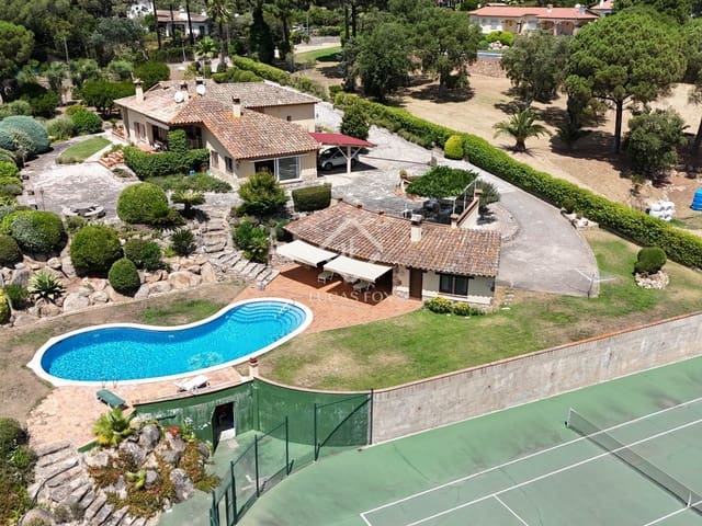 4 bedroom Villa for sale in Santa Cristina d'Aro with pool garage - € 1,140,000 (Ref: 9116543)