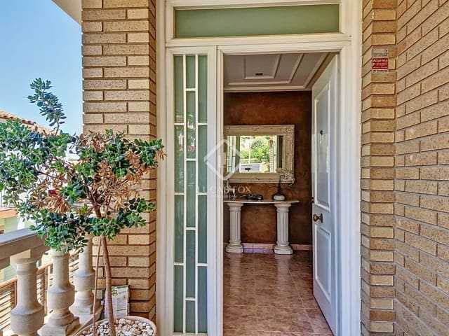 4 bedroom Villa for sale in Cunit with pool garage - € 660,000 (Ref: 9125909)