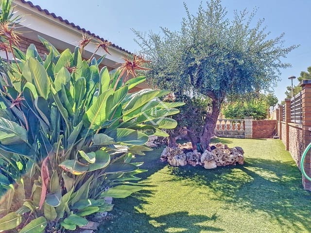 4 bedroom Villa for sale in Cunit with pool garage - € 660,000 (Ref: 9125909)