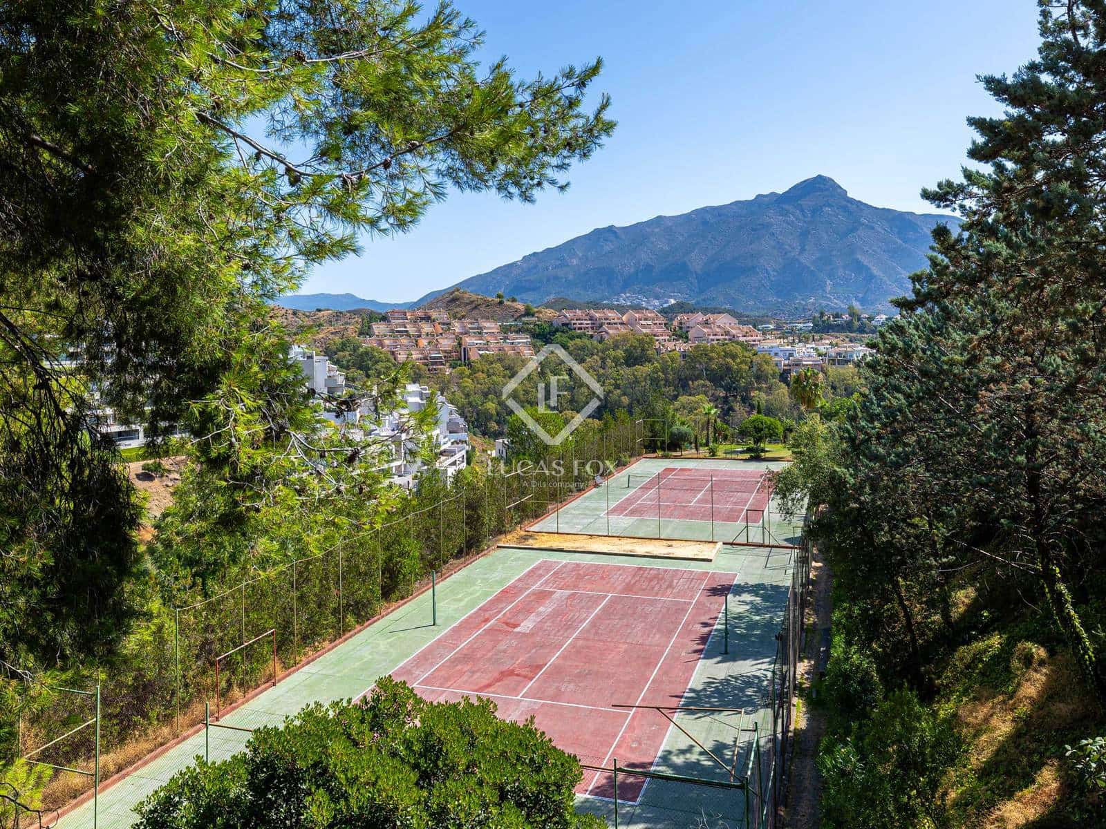 3 sypialnia Penthouse na sprzedaż w Nueva Andalucia z basenem garażem - 1 145 000 € (Ref: 9129016)