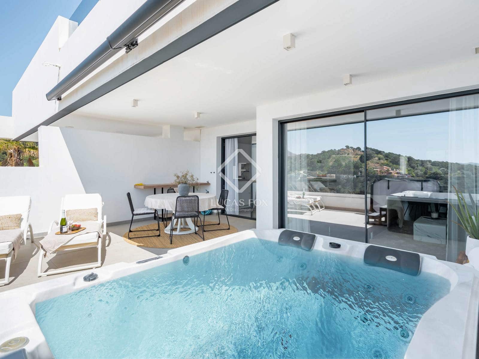 2 Zimmer Apartment zu verkaufen in Estepona mit Pool Garage - 650.000 € (Ref: 9131153)