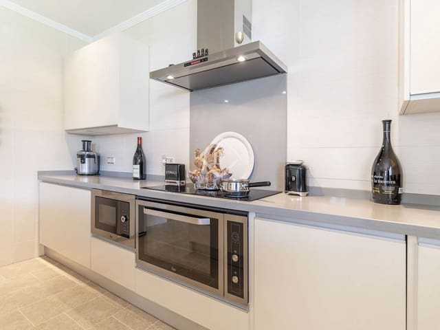 4 bedroom Villa for sale in Calpe / Calp with pool garage - € 899,500 (Ref: 9136384)