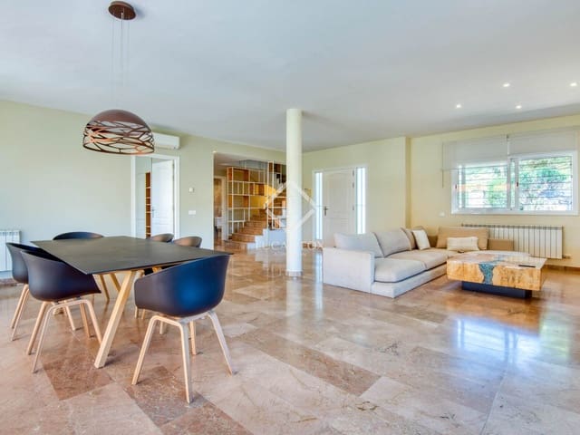 Villa/Maison de 6 chambres à louer à Castell d'Aro, Castell-Platja d'Aro avec piscine garage - 5 000 € (Ref: 9137461)