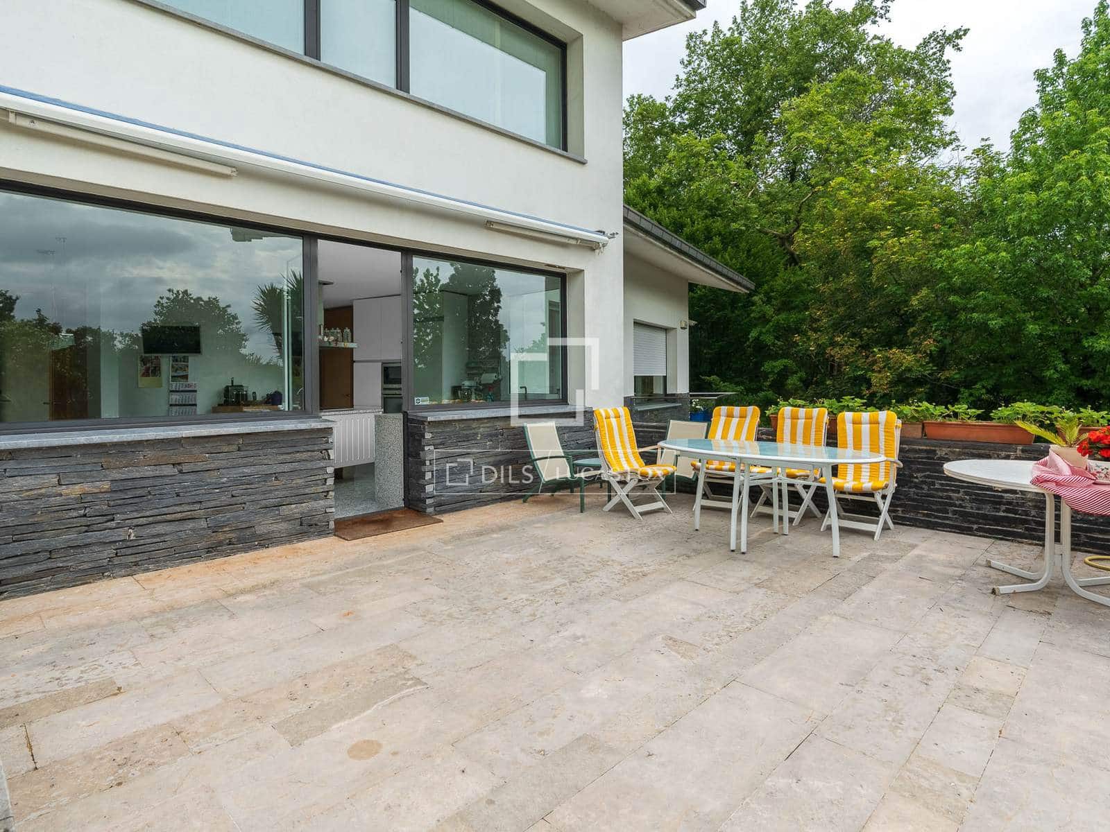 5 bedroom Villa for sale in Irun with pool garage - € 1,585,000 (Ref: 9138462)