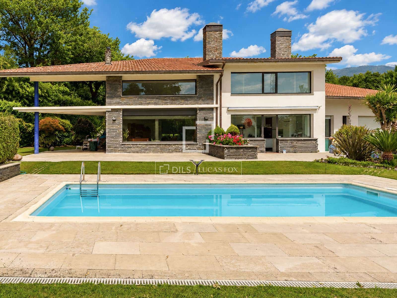 5 bedroom Villa for sale in Irun with pool garage - € 1,585,000 (Ref: 9138462)