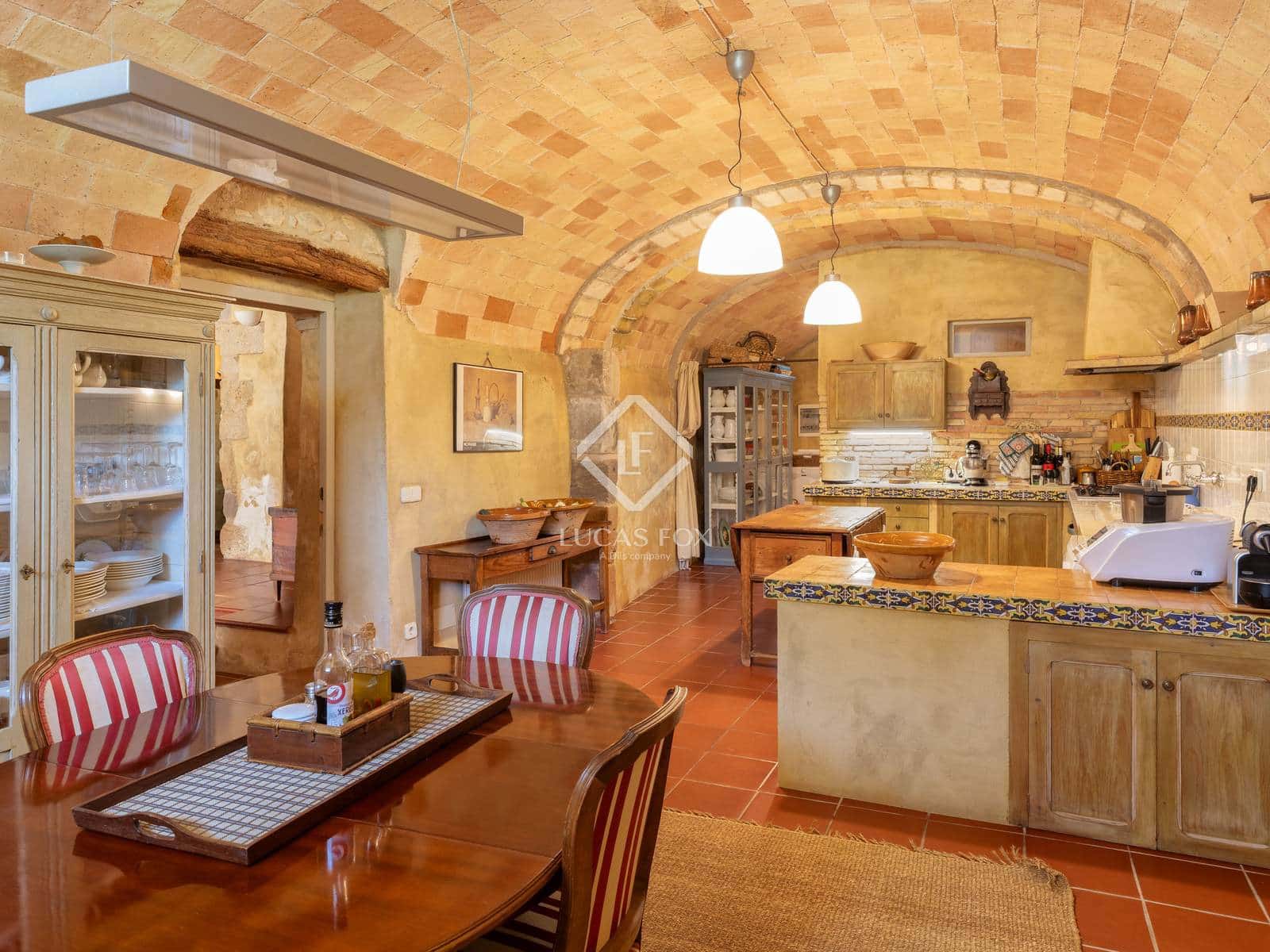 6 soveværelse Finca/Landehus til salg i Garrigas med swimmingpool garage - € 1.790.000 (Ref: 9138559)