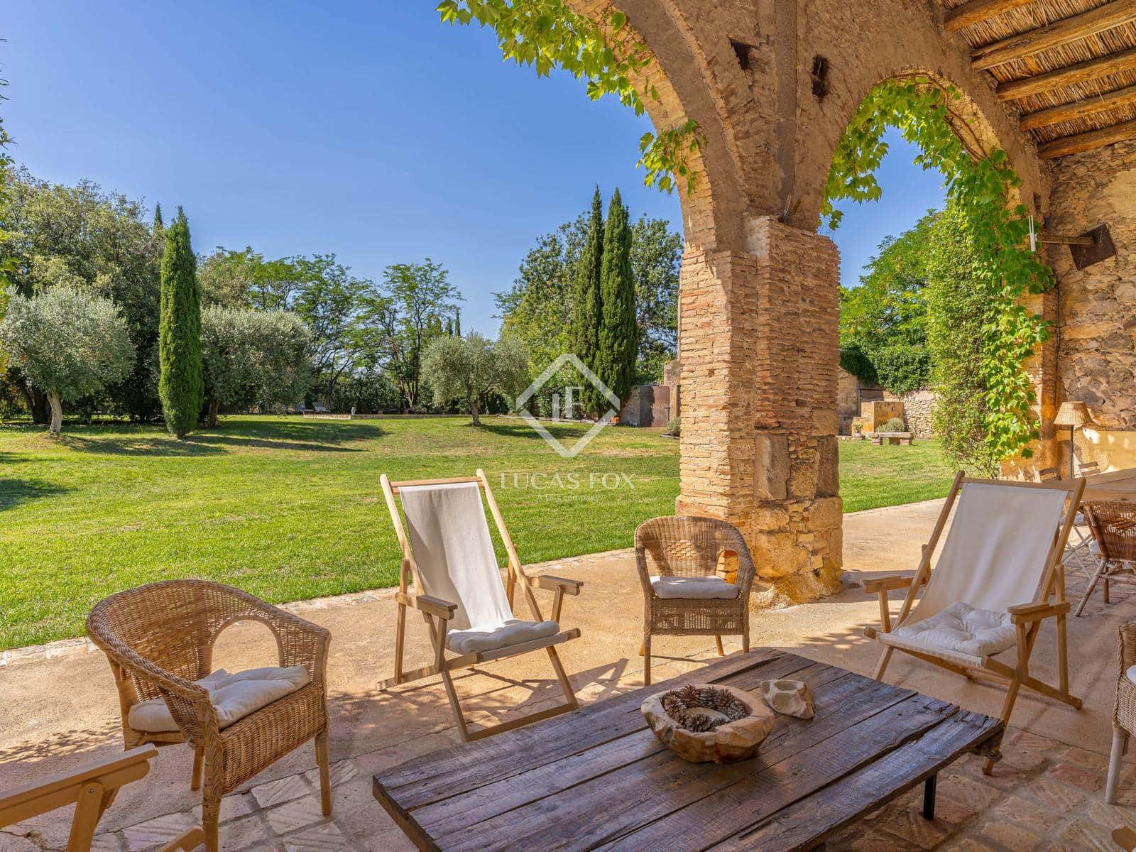 6 soveværelse Finca/Landehus til salg i Garrigas med swimmingpool garage - € 1.790.000 (Ref: 9138559)