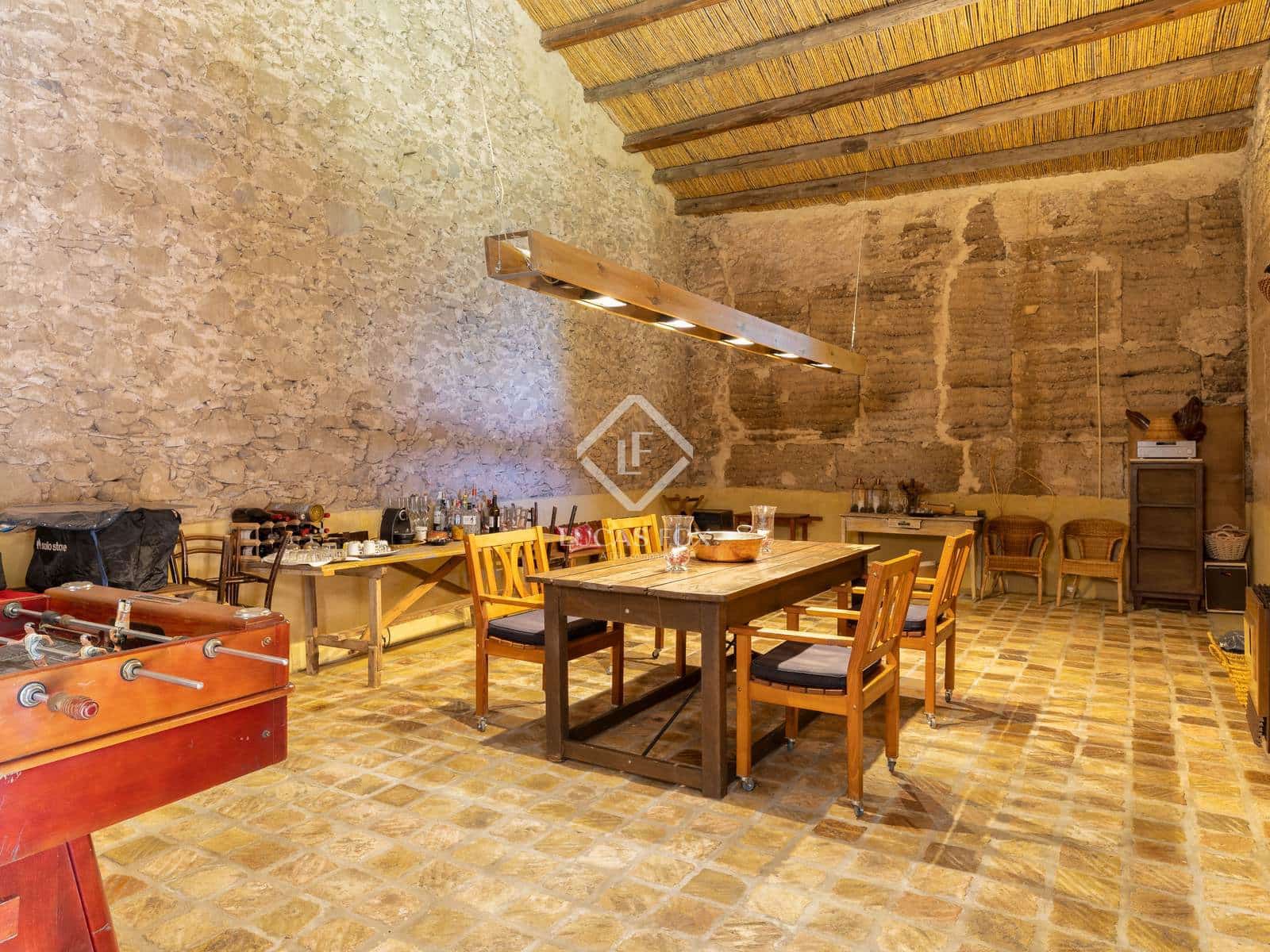 6 soveværelse Finca/Landehus til salg i Garrigas med swimmingpool garage - € 1.790.000 (Ref: 9138559)