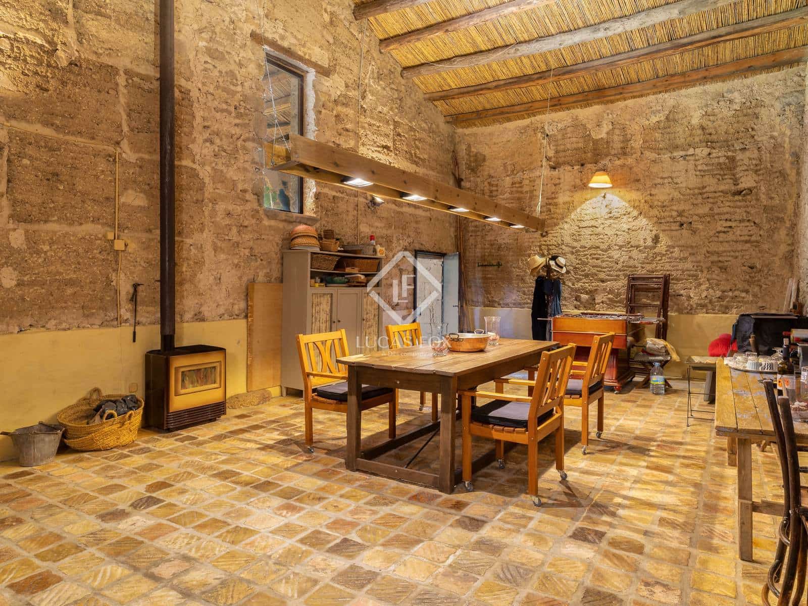 6 soveværelse Finca/Landehus til salg i Garrigas med swimmingpool garage - € 1.790.000 (Ref: 9138559)