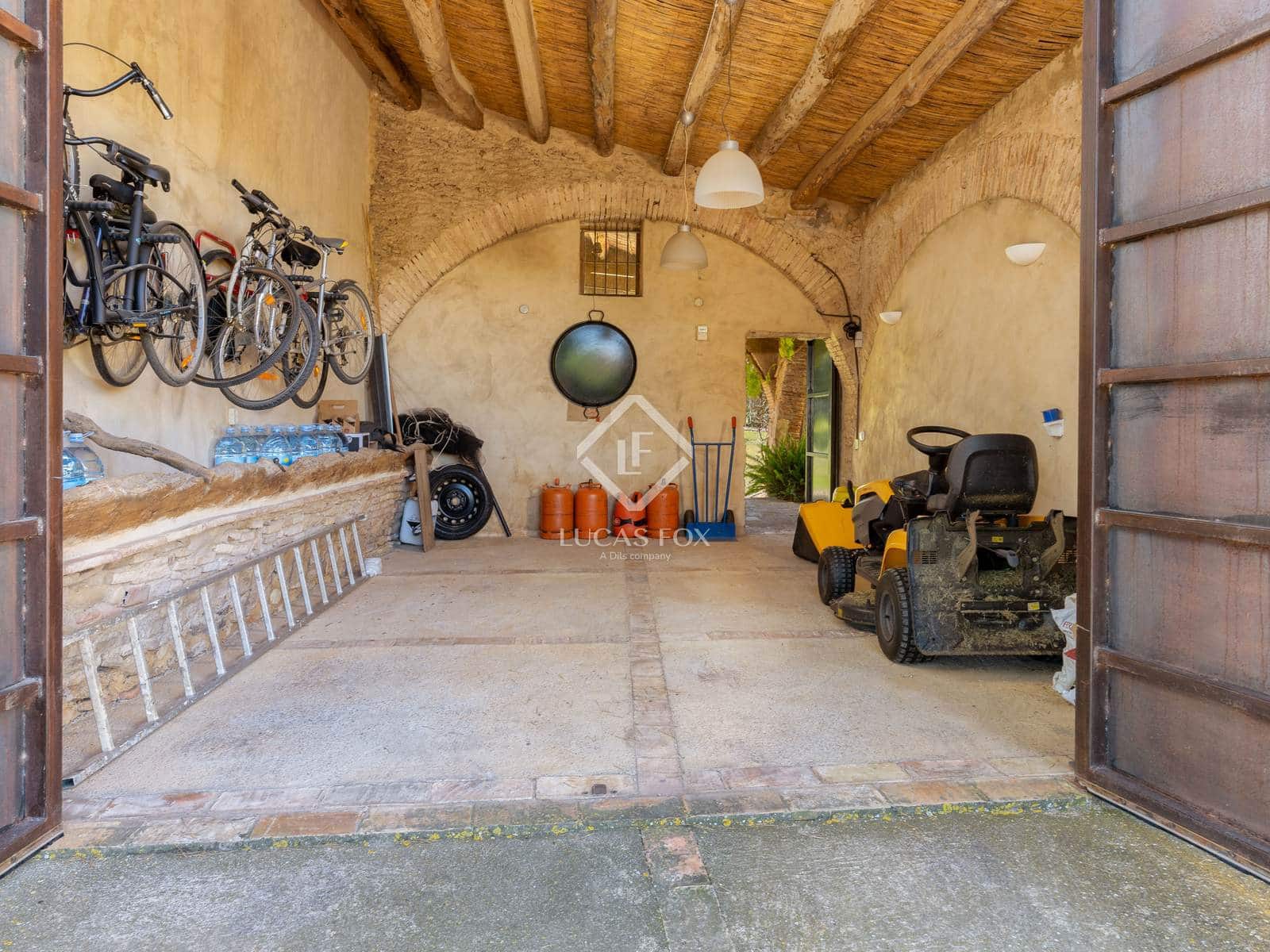 6 soveværelse Finca/Landehus til salg i Garrigas med swimmingpool garage - € 1.790.000 (Ref: 9138559)