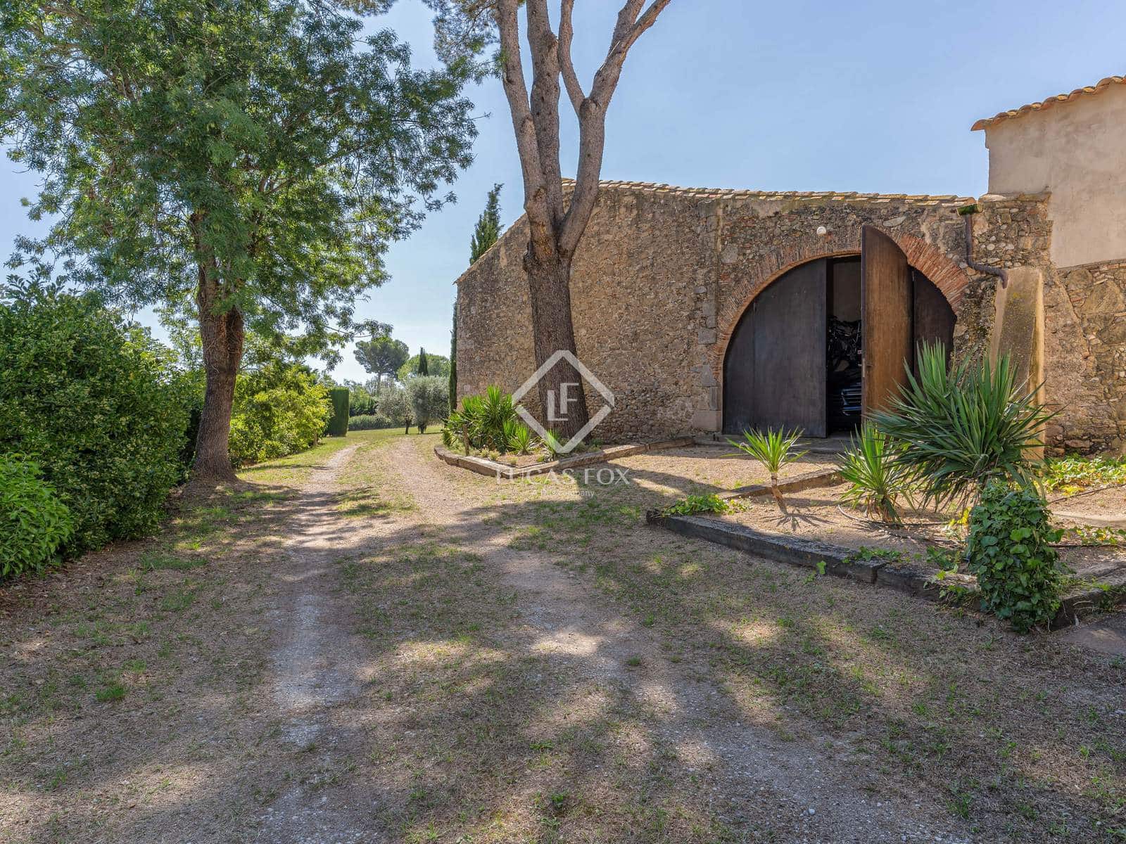 6 soveværelse Finca/Landehus til salg i Garrigas med swimmingpool garage - € 1.790.000 (Ref: 9138559)